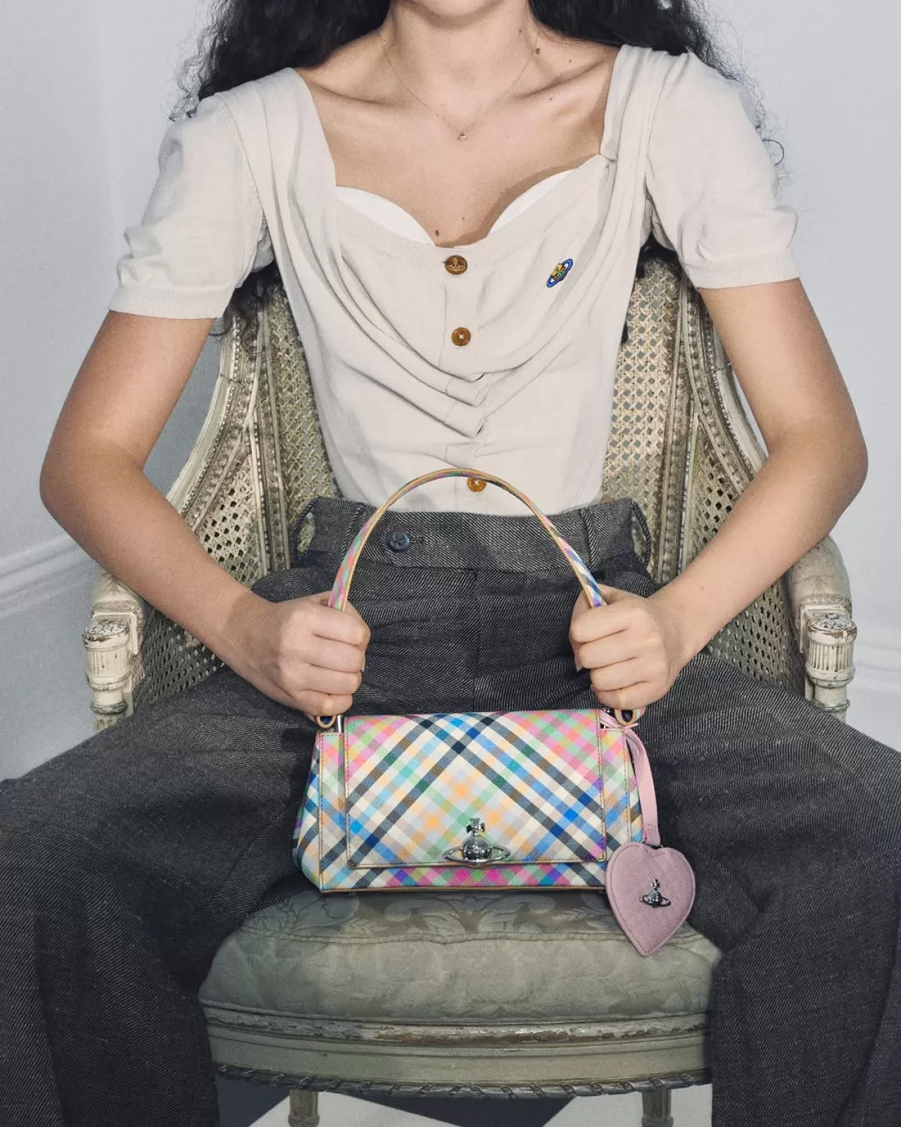 Vivienne Westwood'dan Yaz Rüzgarı: Heykelsi Çizgilerle Yeni Çanta Koleksiyonu