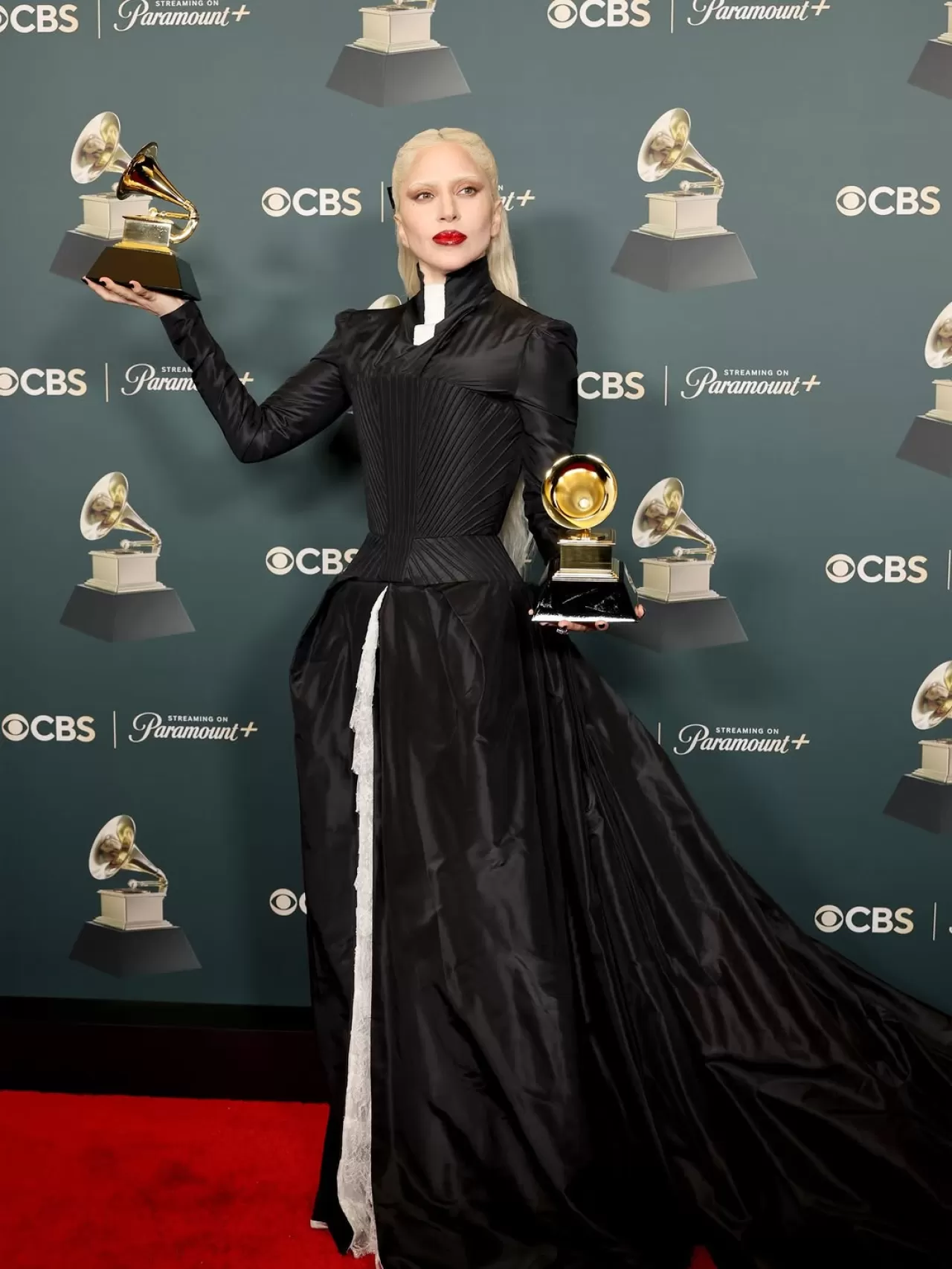 Lady Gaga'nın Grammy Koleksiyonu 16 Ödüle Ulaştı