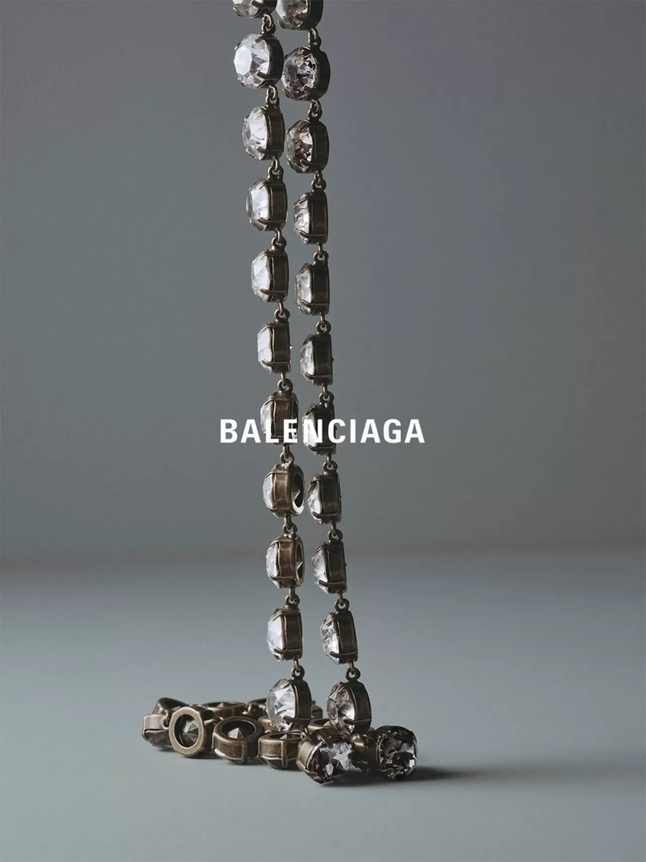 Balenciaga'dan Yeni Podyum Takısı: Gala Necklace