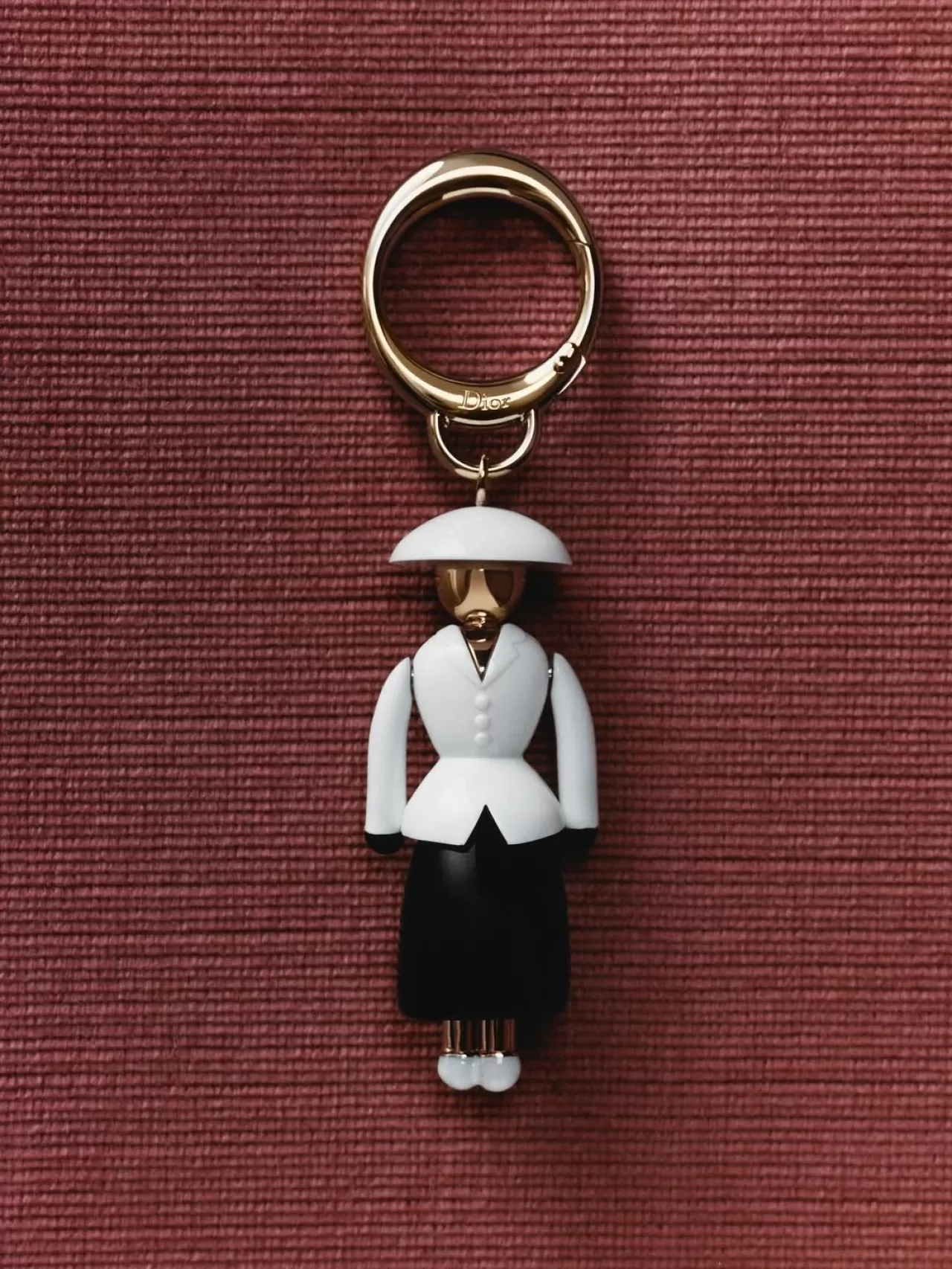 Dior, Jonathan Anderson İmzalı 2026 İlkbahar-Yaz Koleksiyonunu Mağazalarında Satışa Sundu