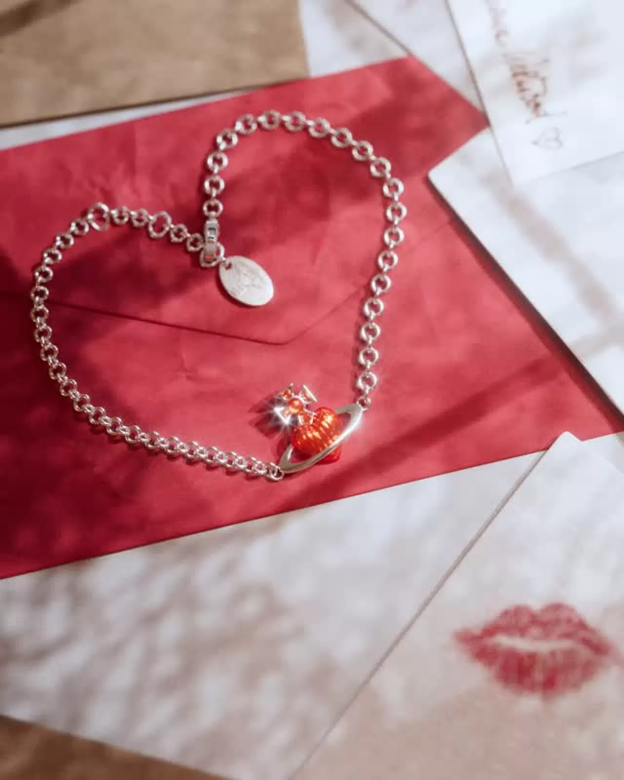 Vivienne Westwood'tan Yeni Sezon Koleksiyonu: Fabianna Serisi ile Göksel Romantizm