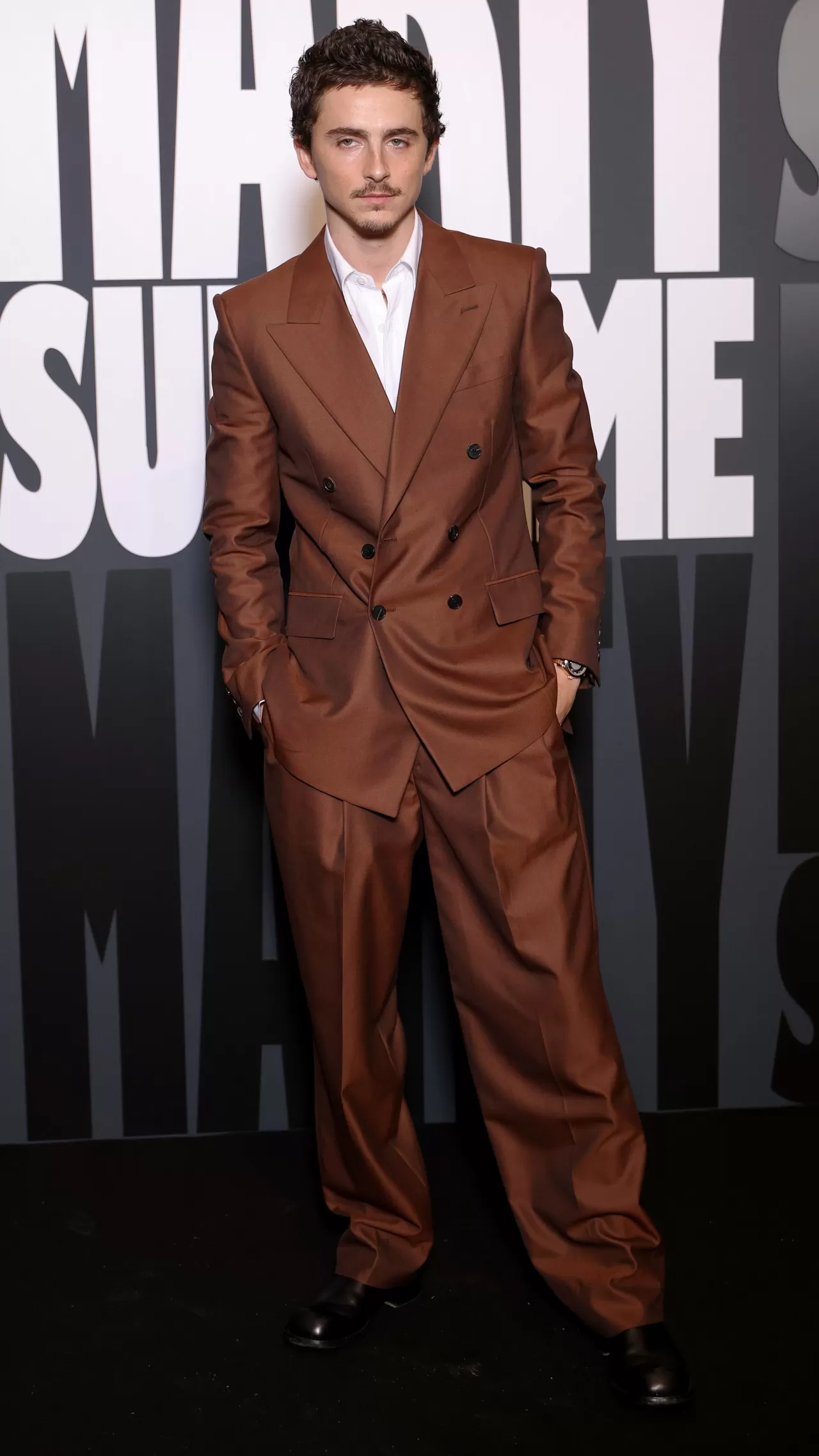 Timothée Chalamet, Parlak Takım Elbise Trendini Yeniden Canlandırıyor