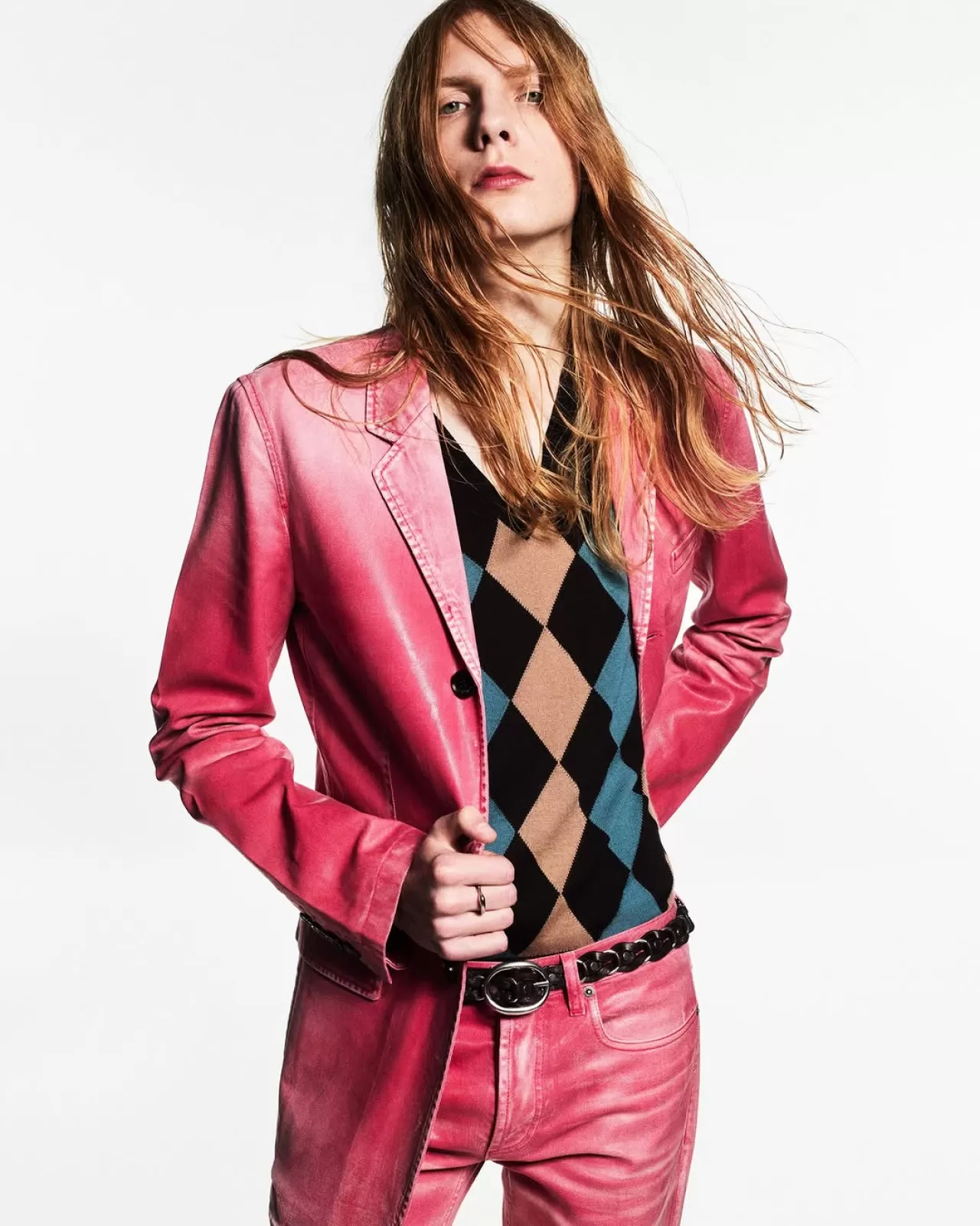 Burberry, Yeni Sezon Koleksiyonunda Cesur ve Yüksek Sesli Stili Tanıttı