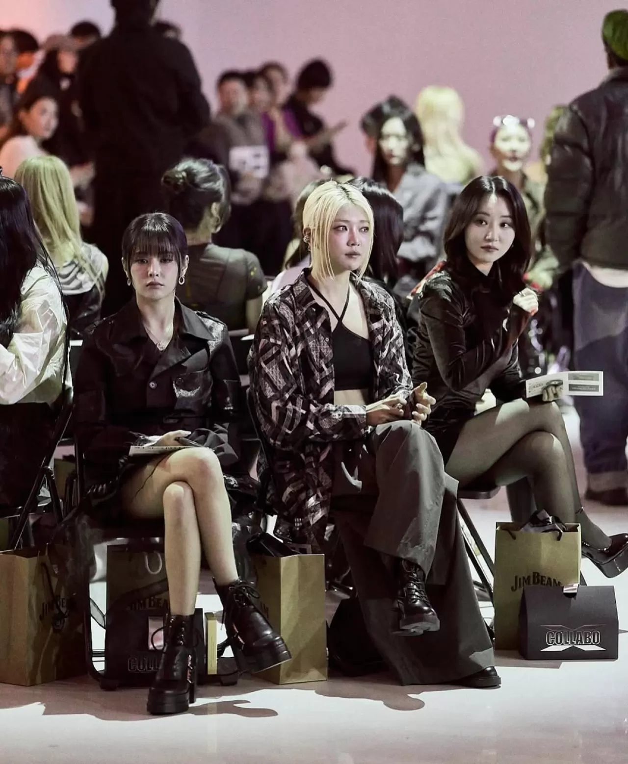 EVERGLOW ve Dreamcatcher Üyeleri Sosyal Medyada Aynı Kareyi Paylaştı