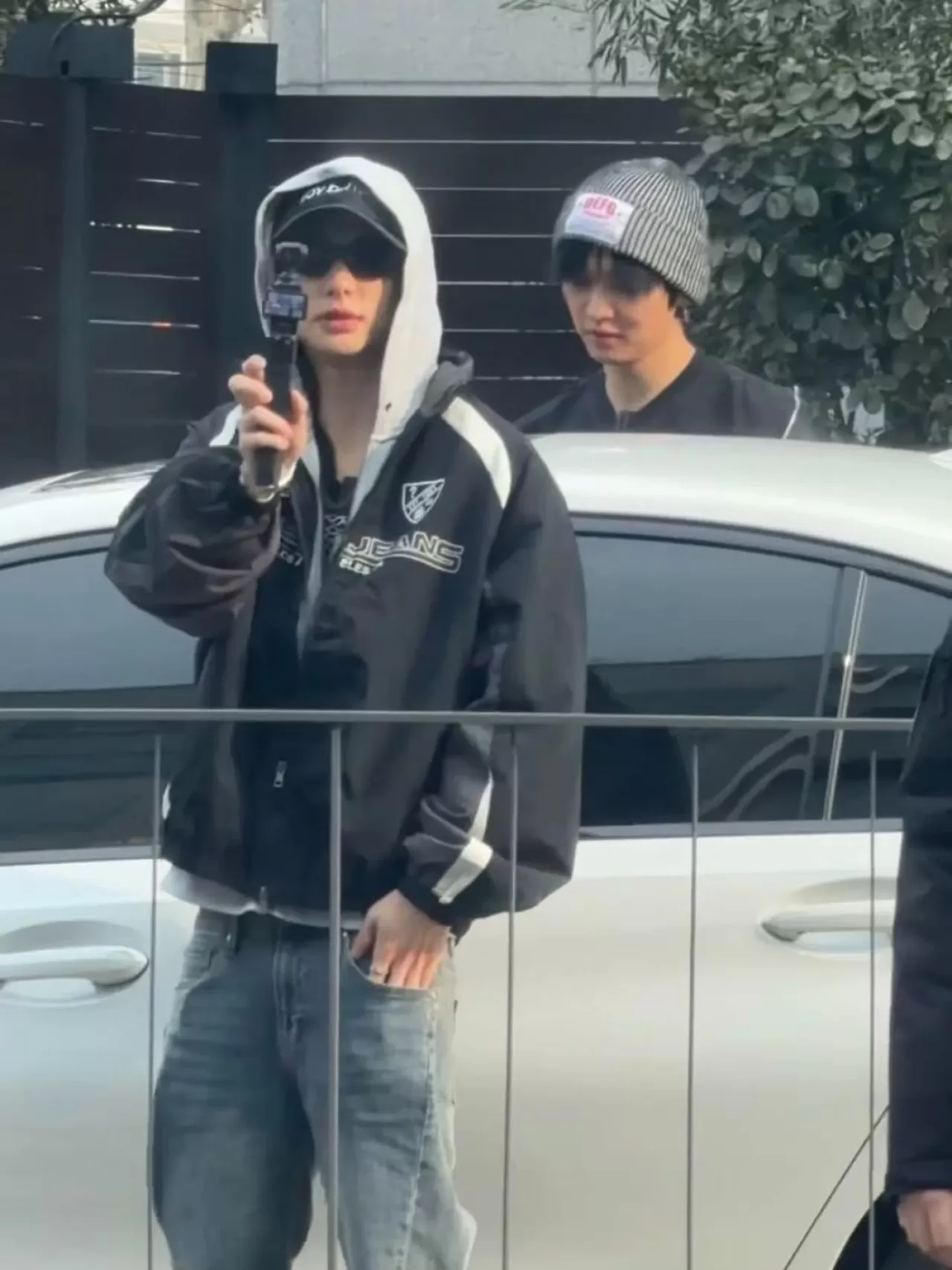 Stray Kids Üyeleri Lee Know ve Hyunjin, Seul'de Kafe Önünde Gizemli Bir Çekim Yaptı