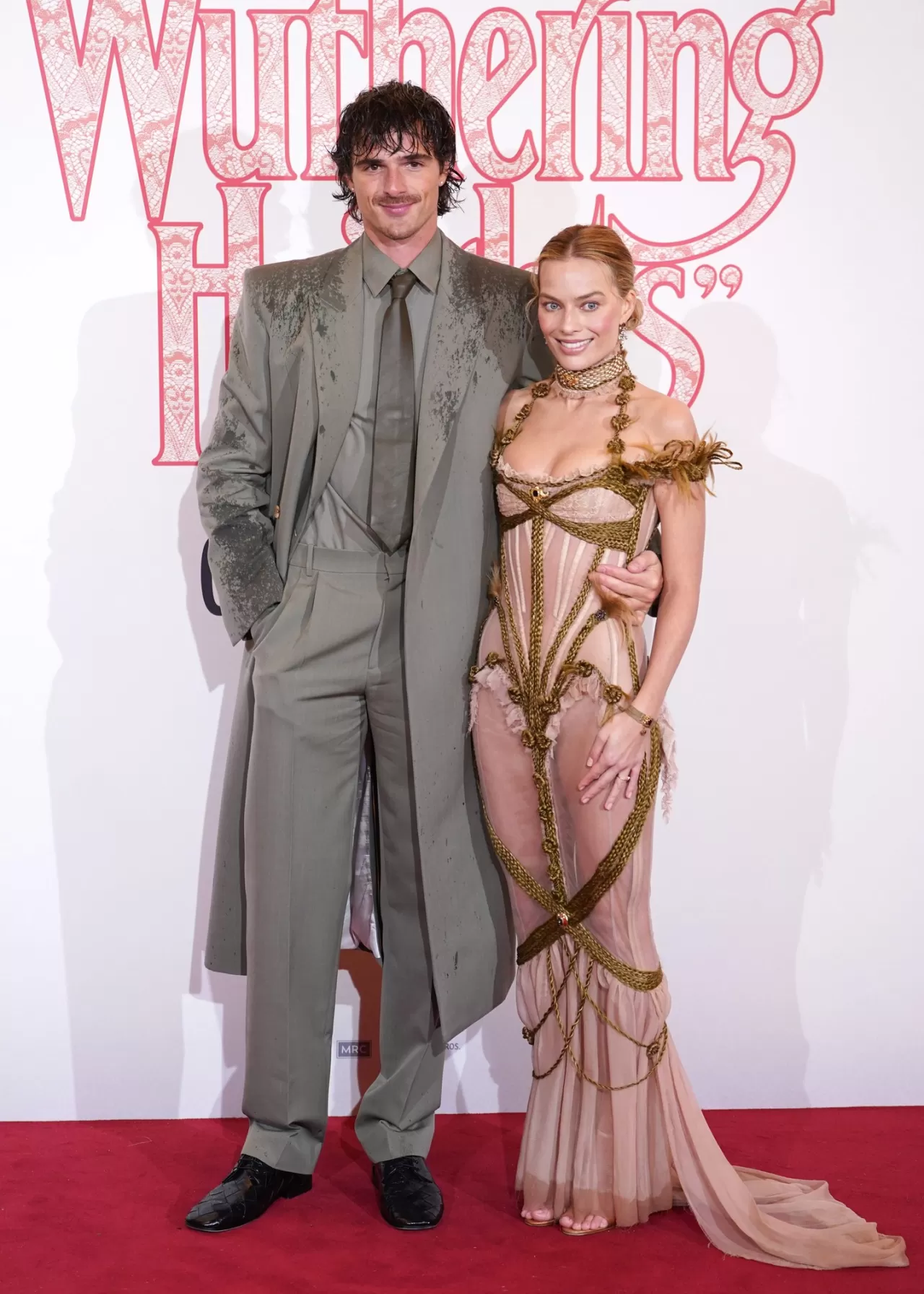 Jacob Elordi, Londra Prömiyerinde Yağmur Altında 