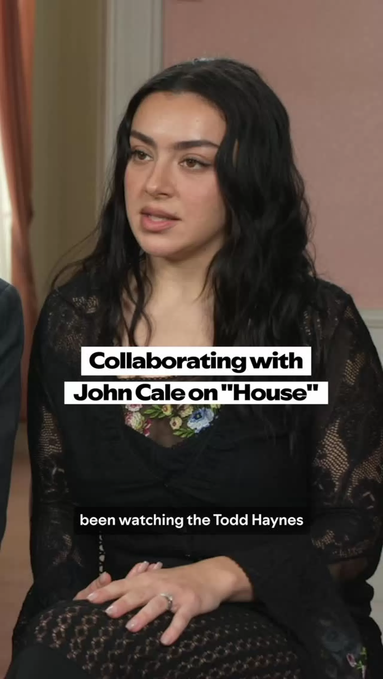 Charli XCX ve Finn Keane, John Cale Vokalinin İlham Verici Hikayesini Paylaştı