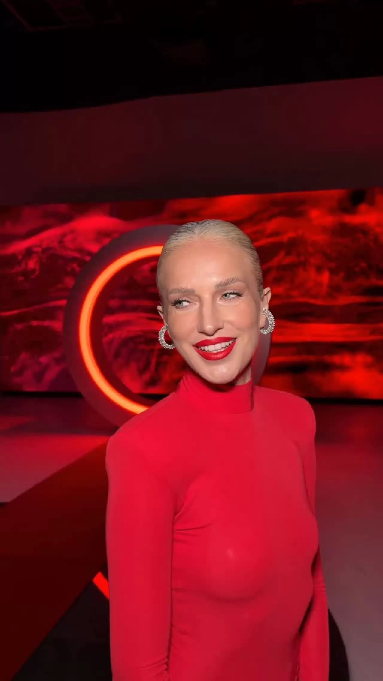 Burcu Esmersoy, MAC Cosmetics'in İkonik Ürünleriyle Yeni Bir Makyaj Kombini Paylaştı