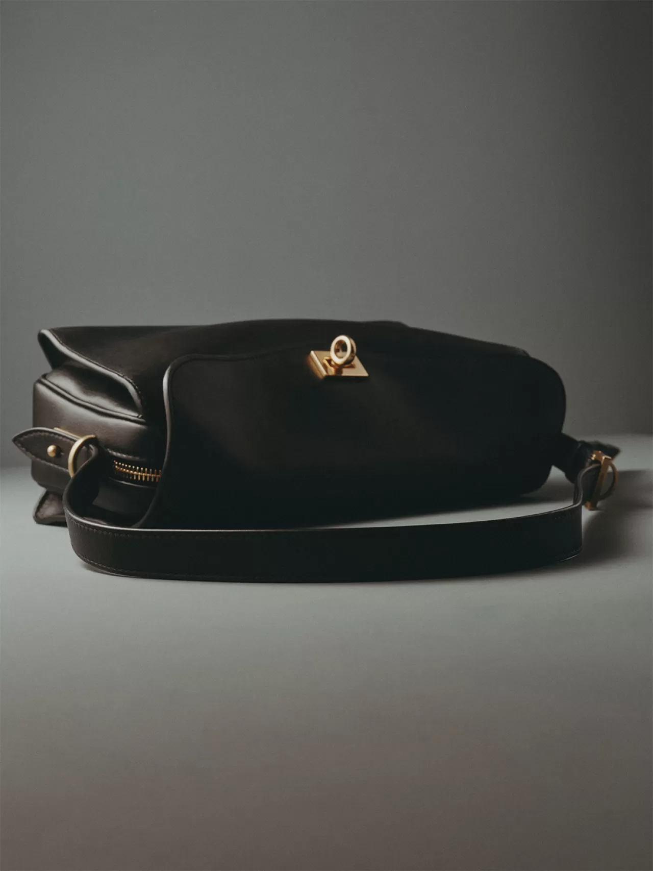 Balenciaga, Rodeo Donanımını Büyüten Yeni 'Le 7' Çantasını Tanıttı