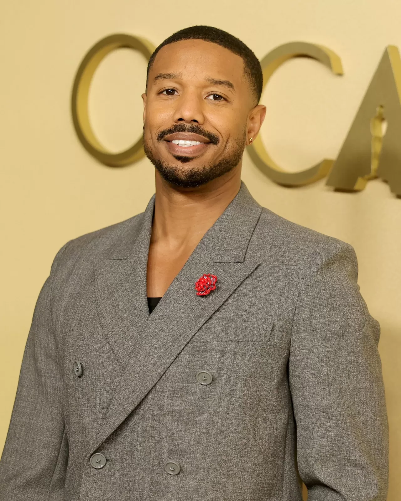 Michael B Jordan, Oscar Adayları Yemeğinde Minimalist Davetiyen Tarzı Sergiledi
