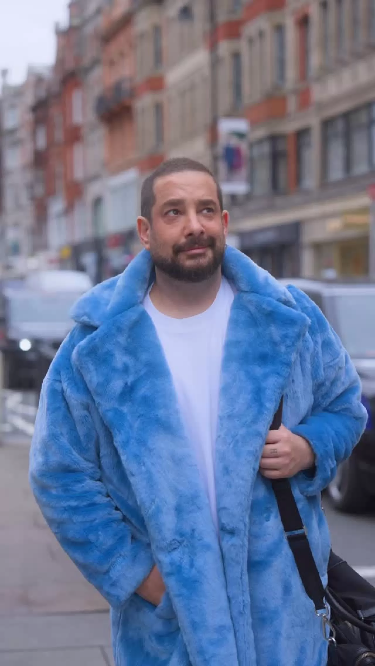 Enis Arıkan, Londra'da Yaşadığı Anıyı Paylaştı: Sokaktaki 