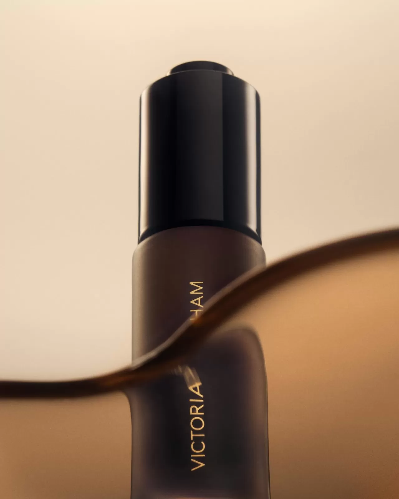 Victoria Beckham'dan Yeni Bronz Su Rengi: 'Soaked in Sun' Etkisiyle Ten Işıltısı