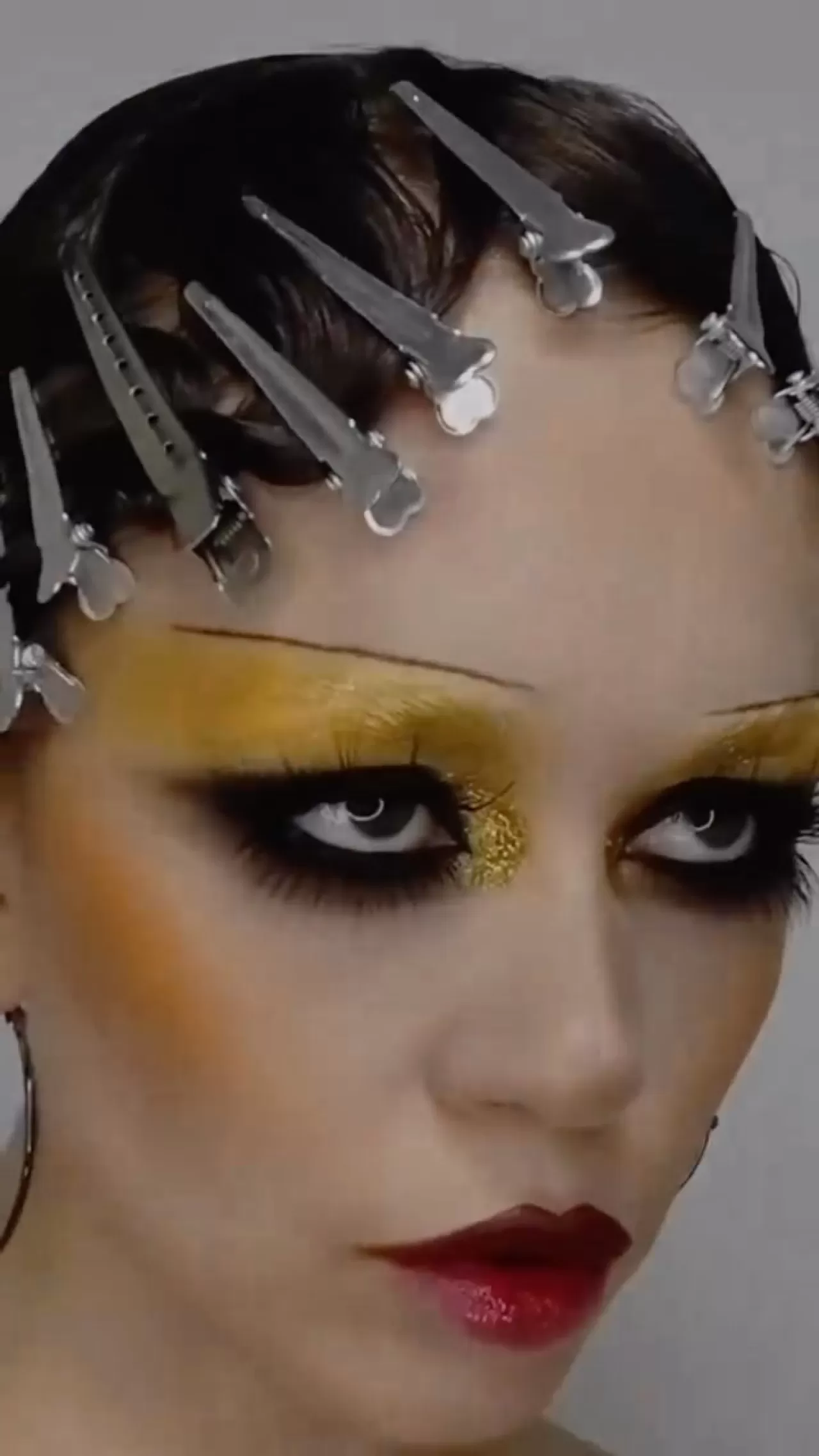 Makyaj Sanatçısı John Galliano'nun Efsanevi Dior Fall 2009 Koleksiyonunu Yeniden Yorumladı