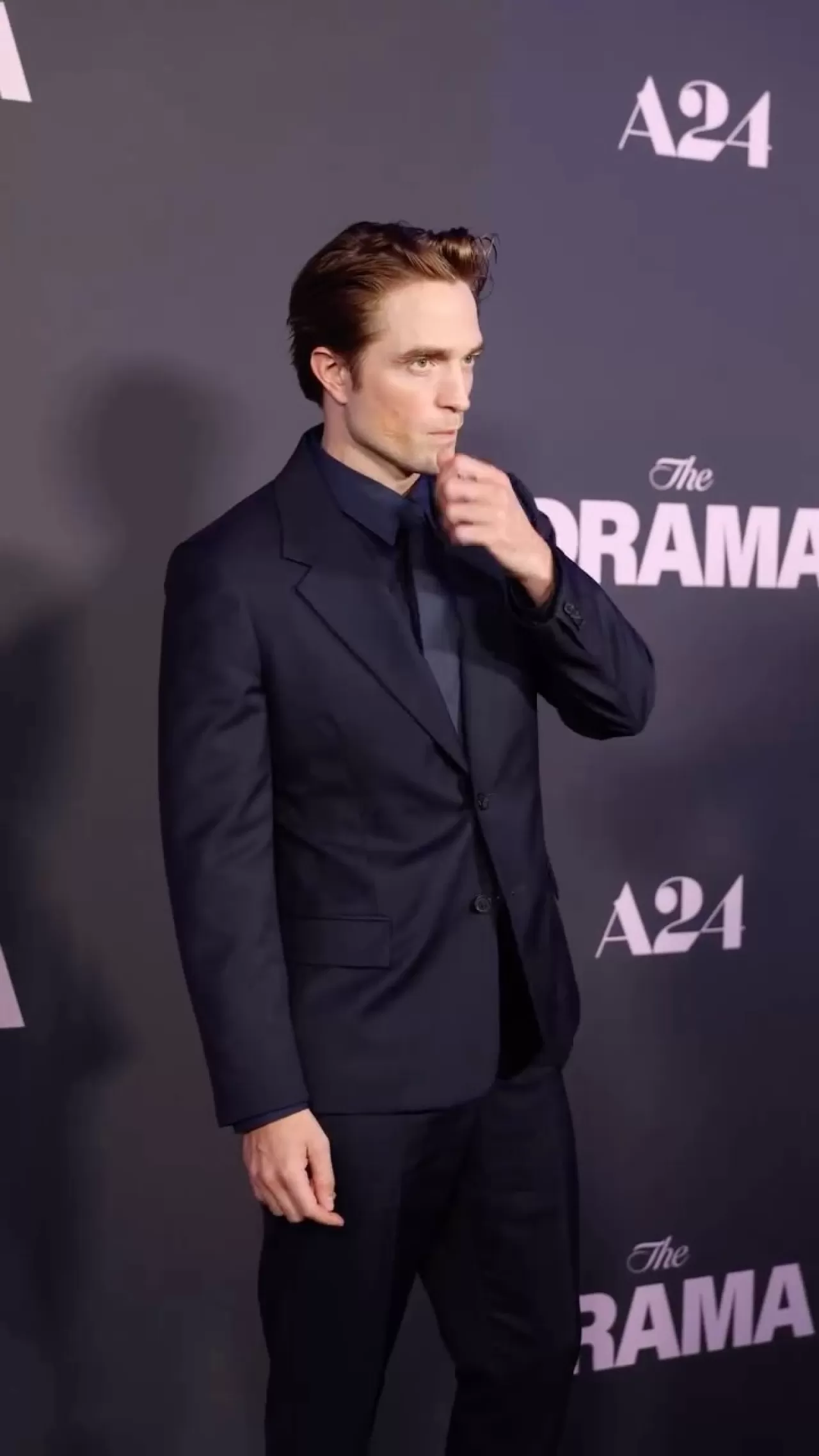 Robert Pattinson'dan Siyah Takım Elbise Trendleri: 2026'da Doğru Orantı