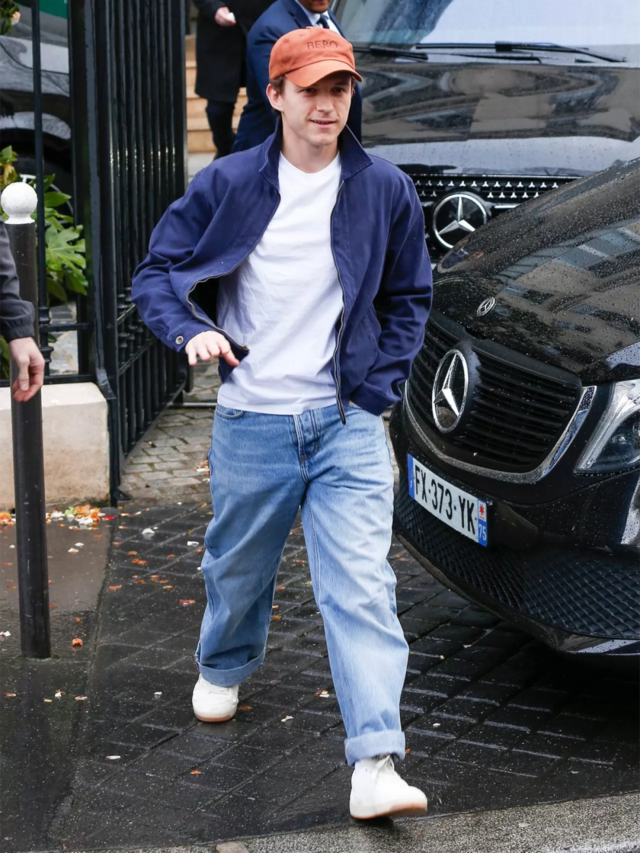 Tom Holland'ın Paris Stil Sırrı: Manşet Kıvırma Tekniği