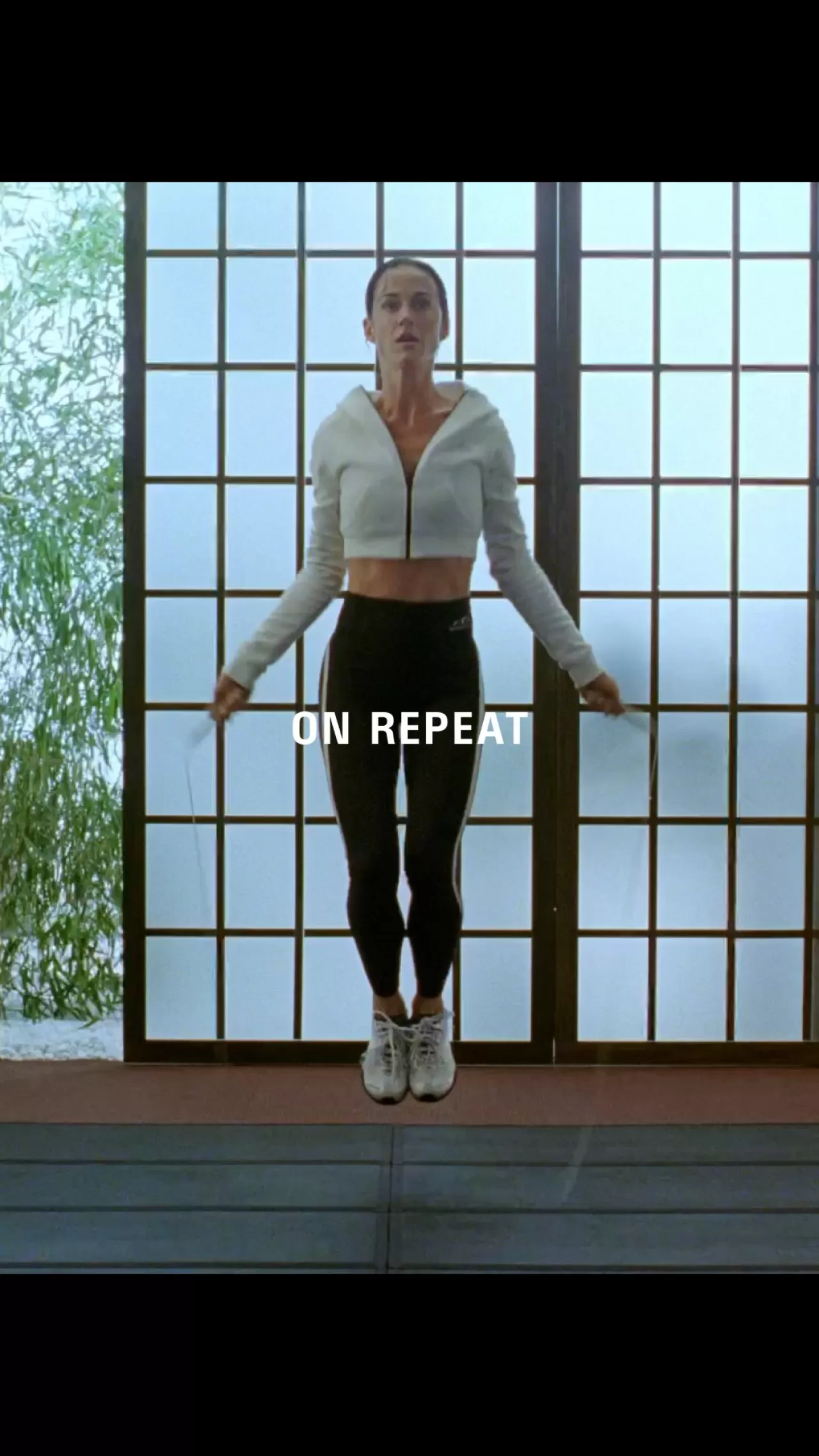 Katy Perry'nin Yeni Balenciaga Kampanyası: Radar Sneaker Satışta!