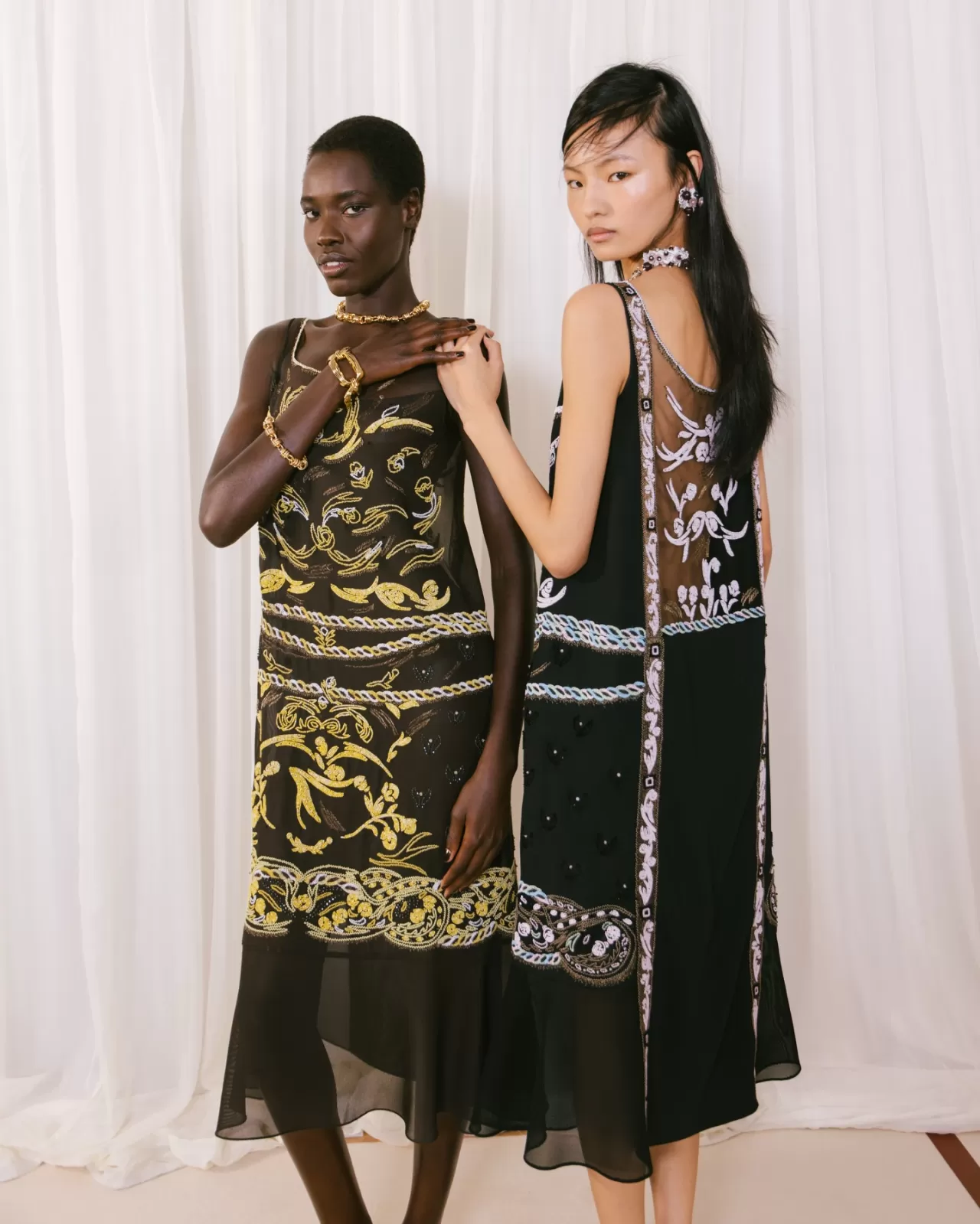 Tory Burch SS26: 1920'lerin Drop Waist Elbise Trendleri Modern Yorumla Geri Dönüyor