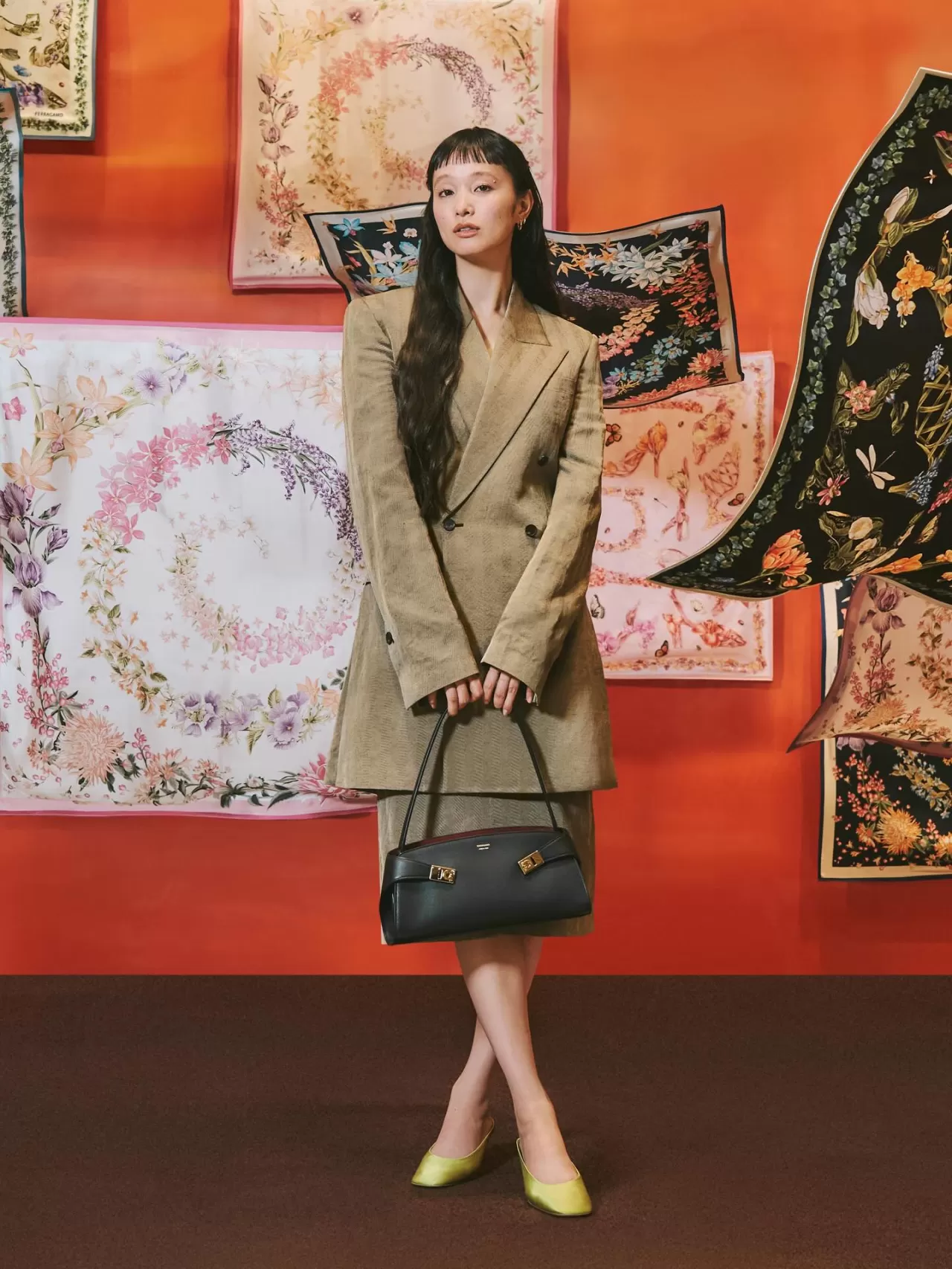 Yuka, Tokyo'da Ferragamo Pop Up Boutique'ta Hug Bag ile Görüntülendi