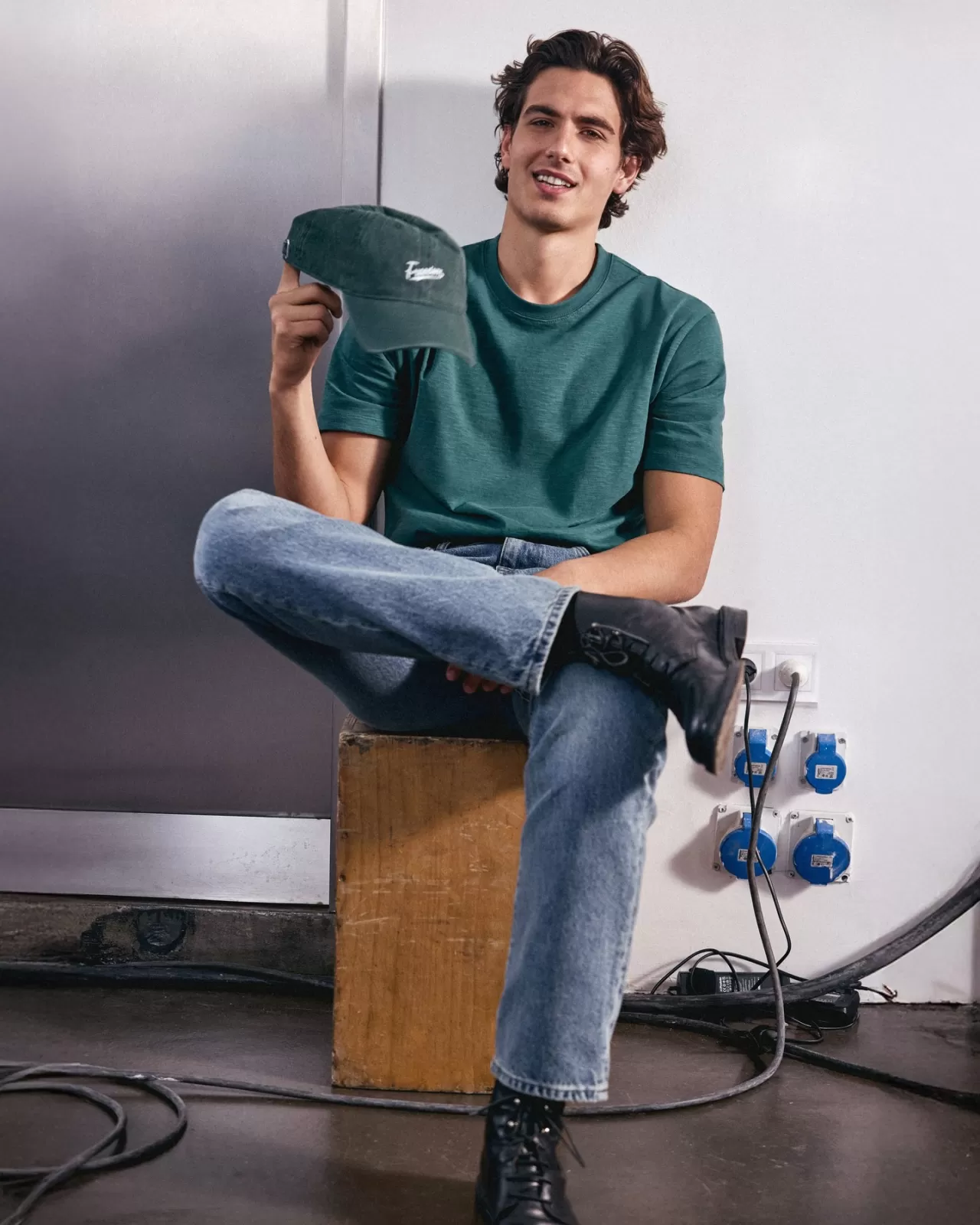 90'ların Stili Bugünün Kadrajında: Mavi Lisbon Jean ve Tonyozkan