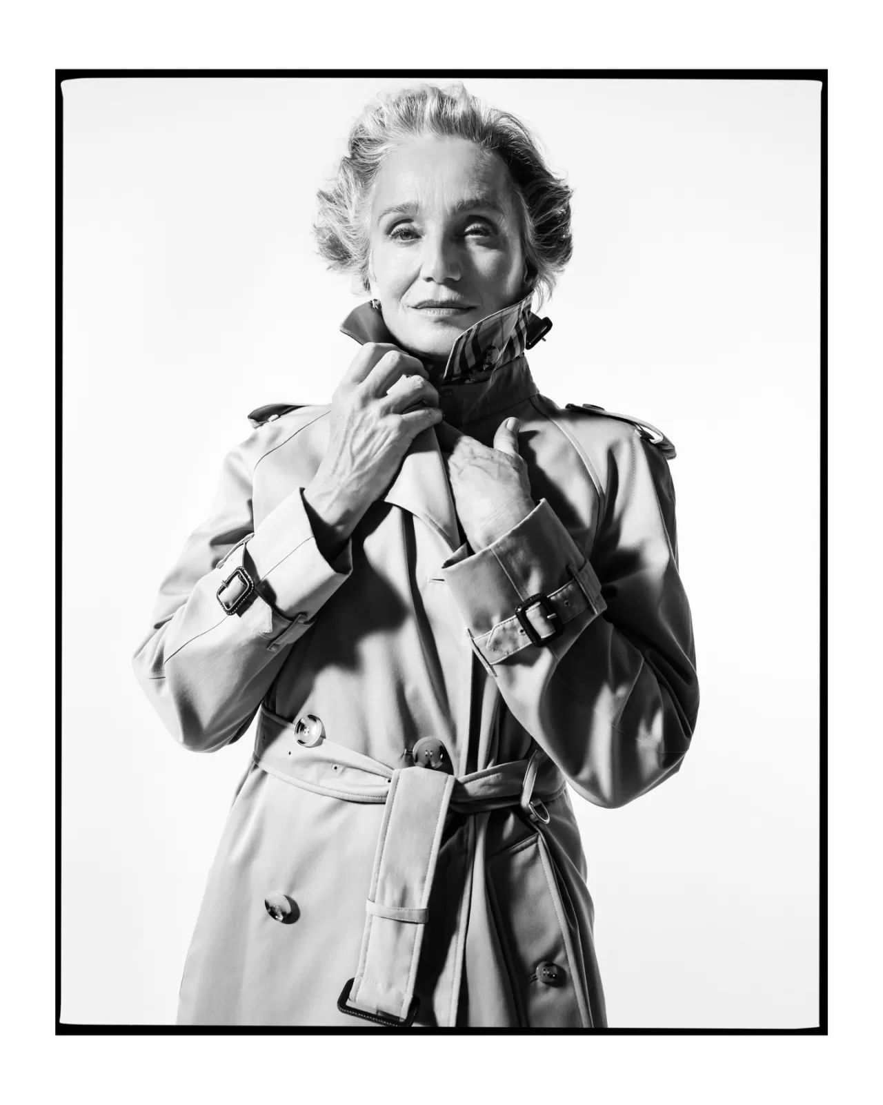 Kristin Scott Thomas, Burberry'nin Waterloo Trench Coat'uyla Kamera Karşısında