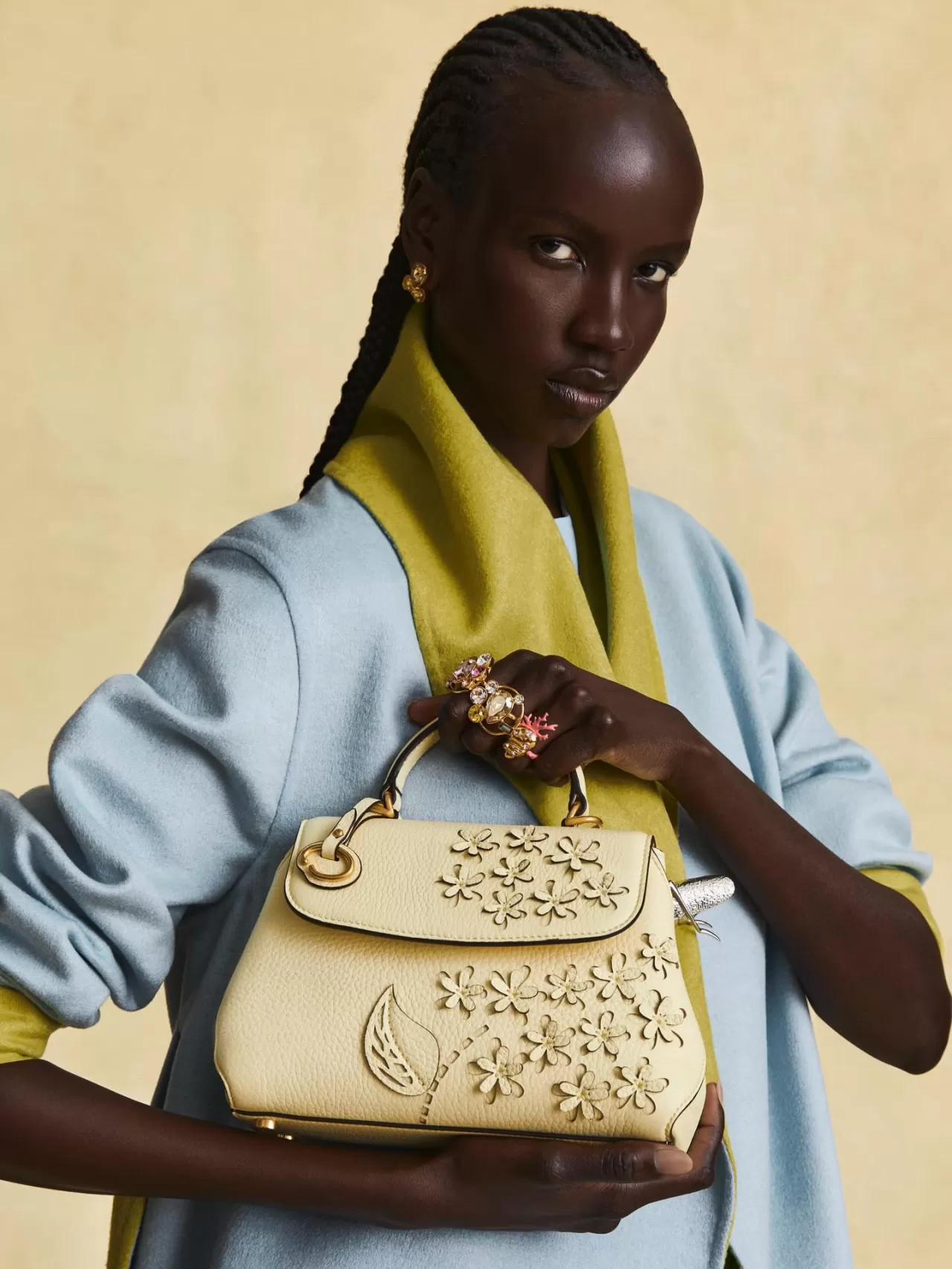 Oscar de la Renta Mini Poppy: Lazer Kesim Porselen Çiçeklerle Bahar Modası