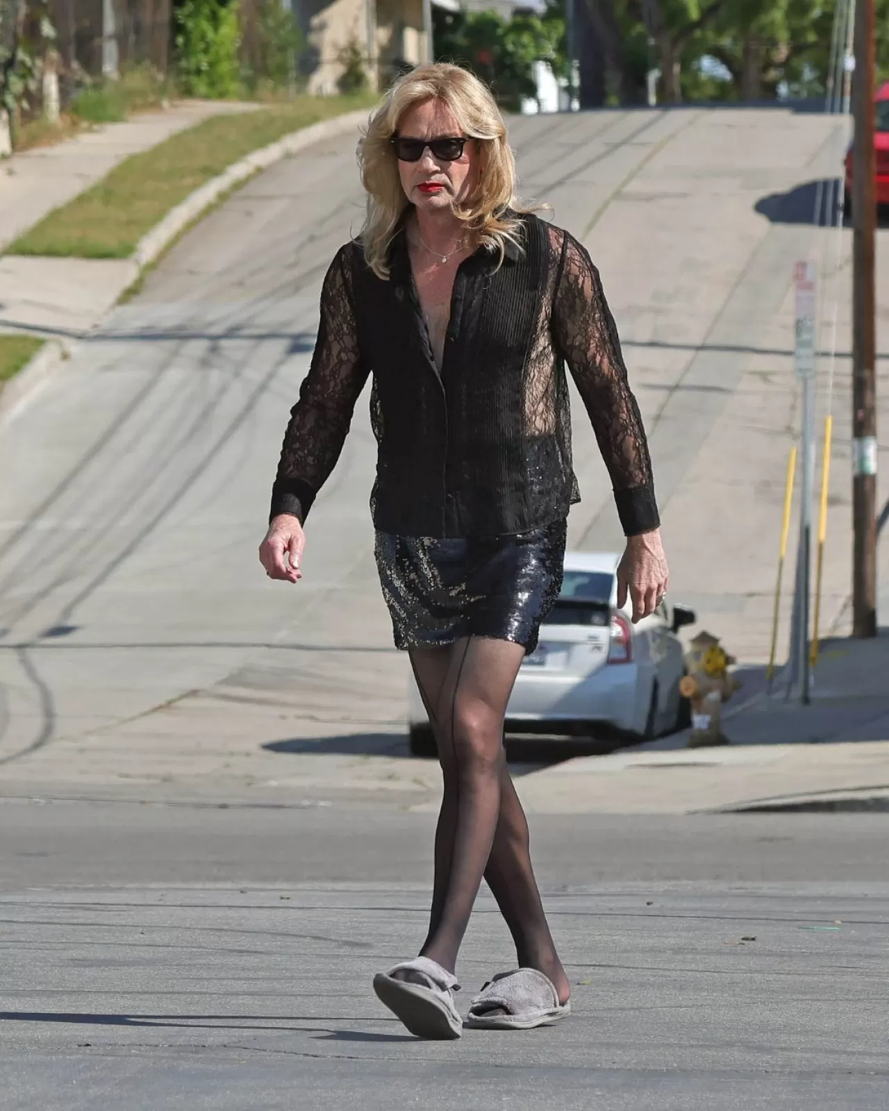 David Duchovny Tanınmaz Hale Geldi: Sequin Etek ve Sarı Perukla Seti