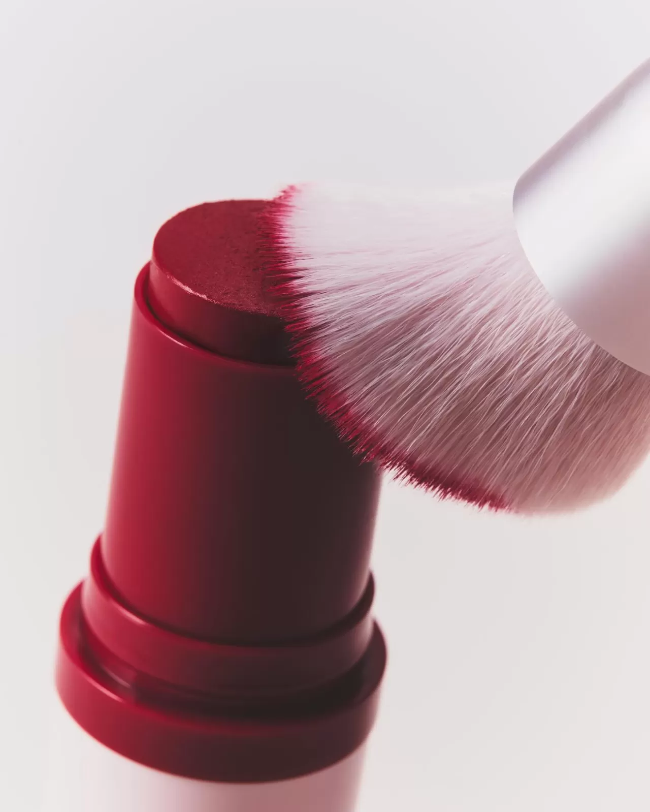 Kylie Cosmetics'ten Yeni Allık Seti: Powder Blush Stick ve Fırça