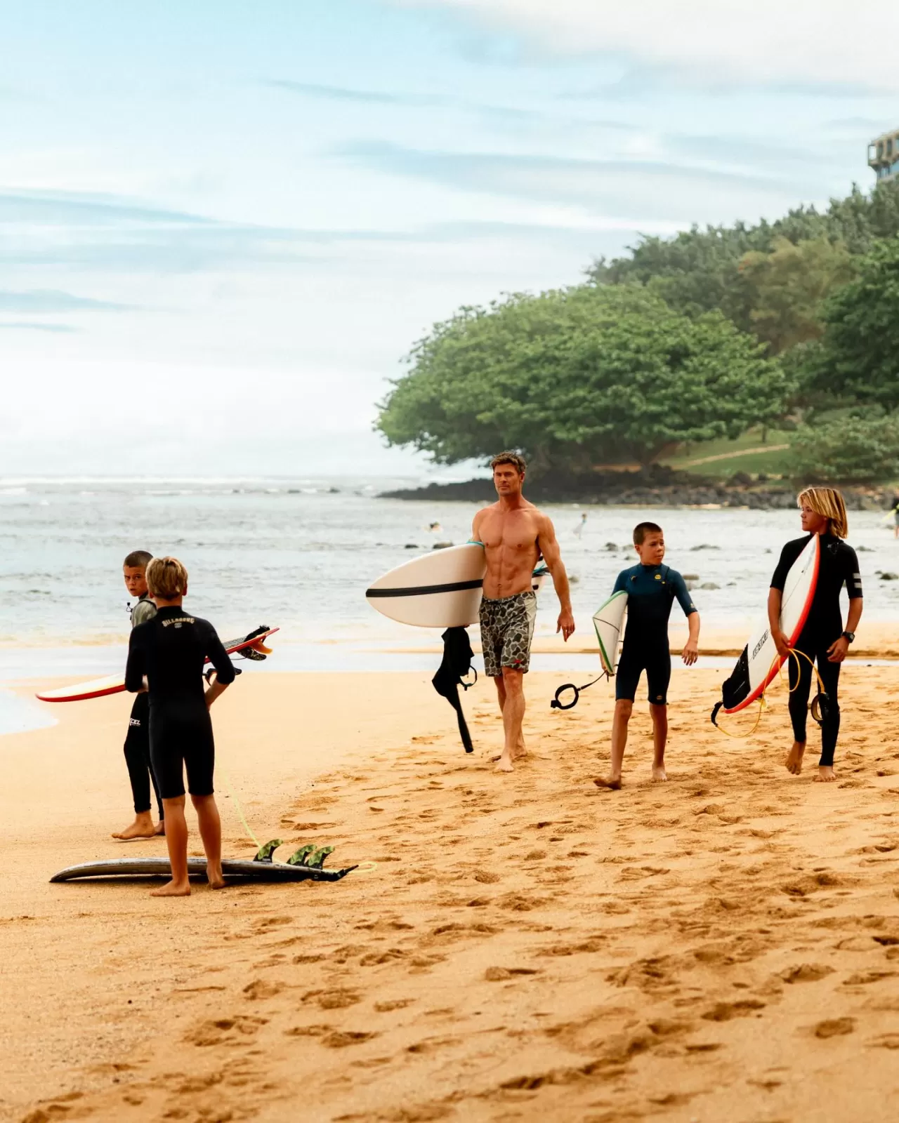 Chris Hemsworth Sörf İtirafı: "Çocuklarım Artık Beni Aşıyorlar"