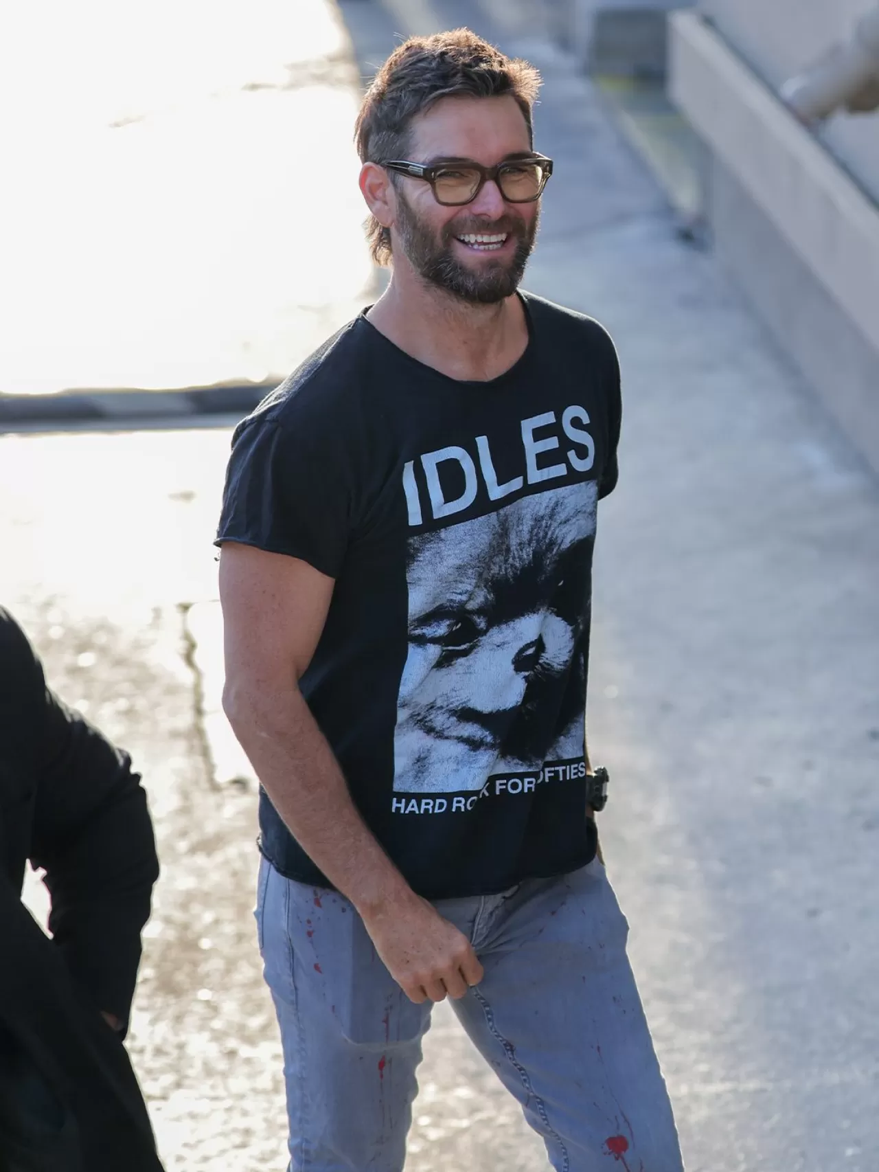 Antony Starr'ın Mini Mullet ve İlginç Kotuyla Hafta Sonu Stili