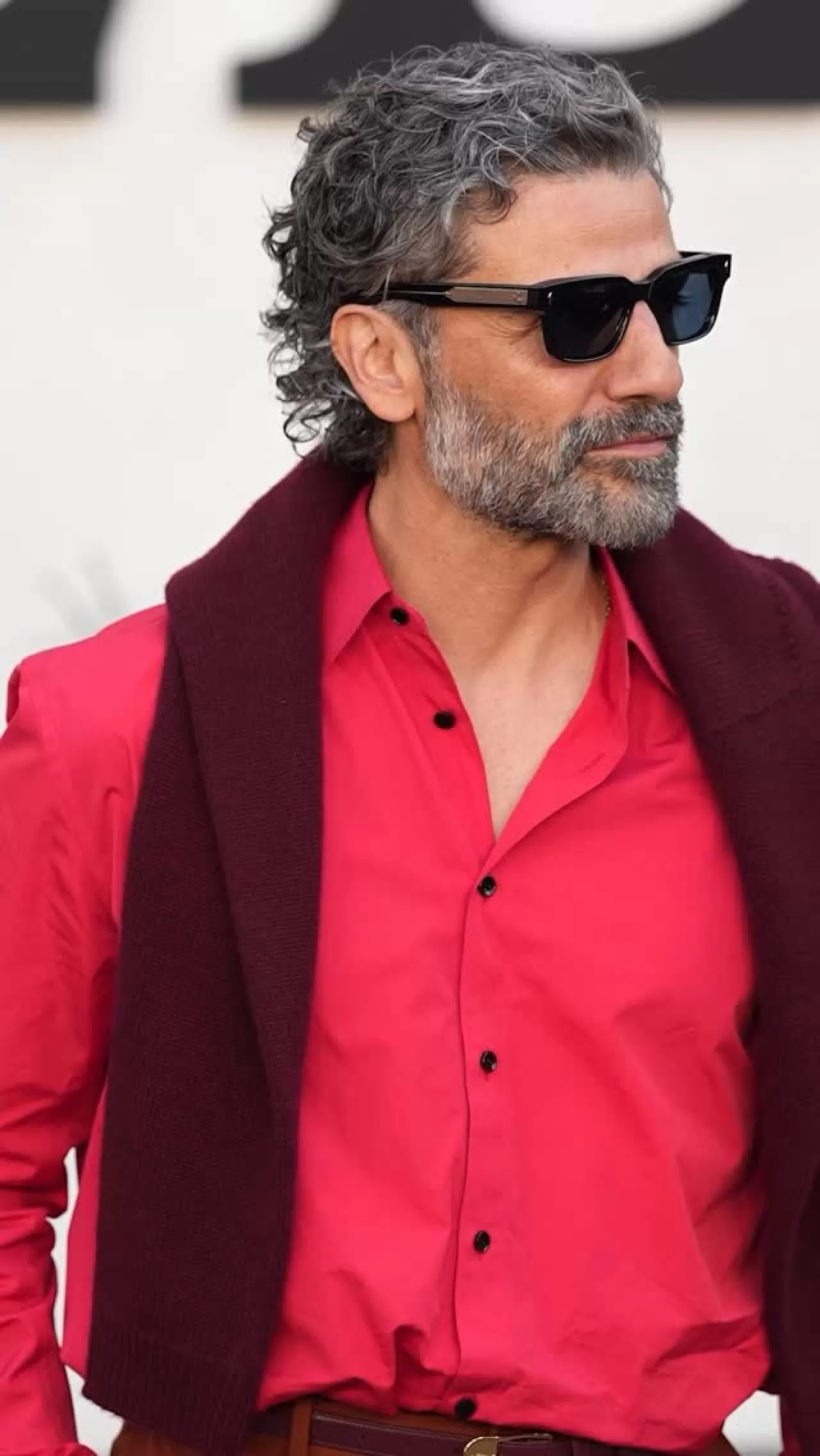 Oscar Isaac Hollywood'da 'Beef' 2. Sezon Galasında Işık Saçtı