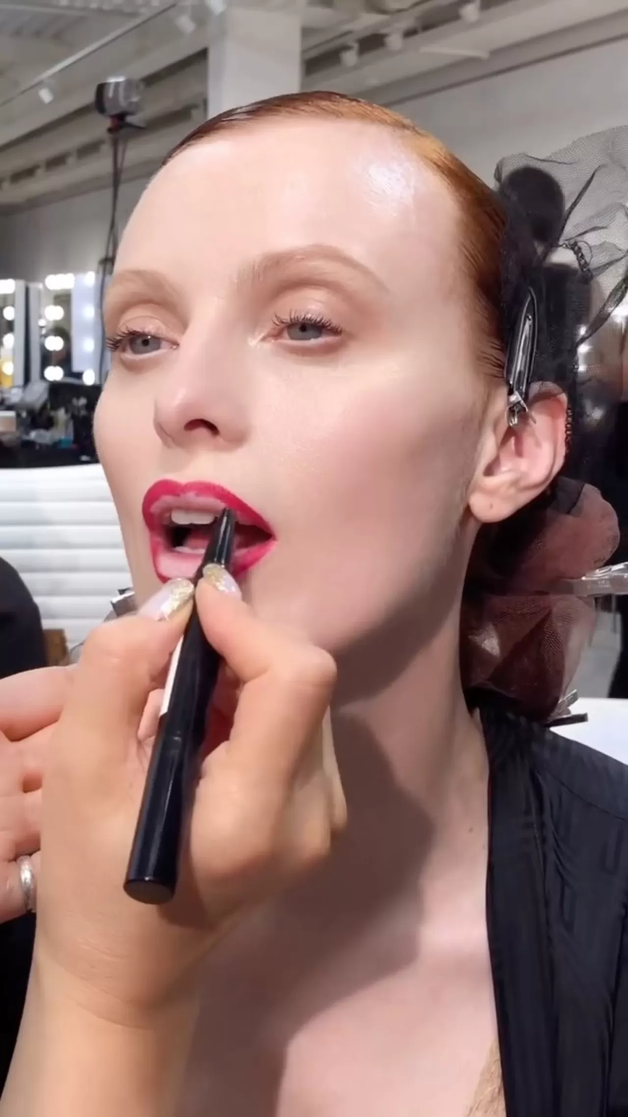 Fendi Defilesinde Pat McGrath Labs'ın İkonik 'Elson' Kırmızısı İlk Kez Görücüye Çıktı