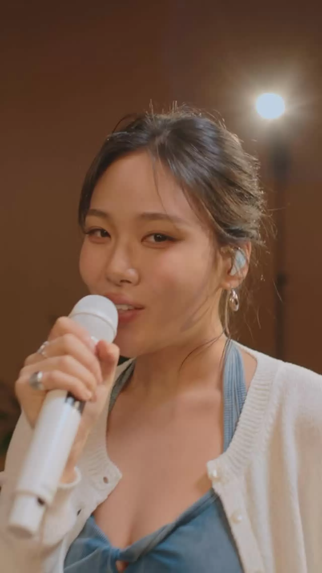 Bibi, Singapur'da UOB Afterhours Etkinliğinde The Weekend Performansı Sergiledi