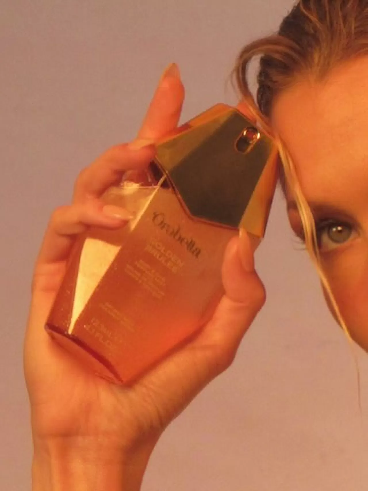 Bella Hadid'in Yaz Vazgeçilmezi: Golden Brûlée Saç ve Vücut Spreyi