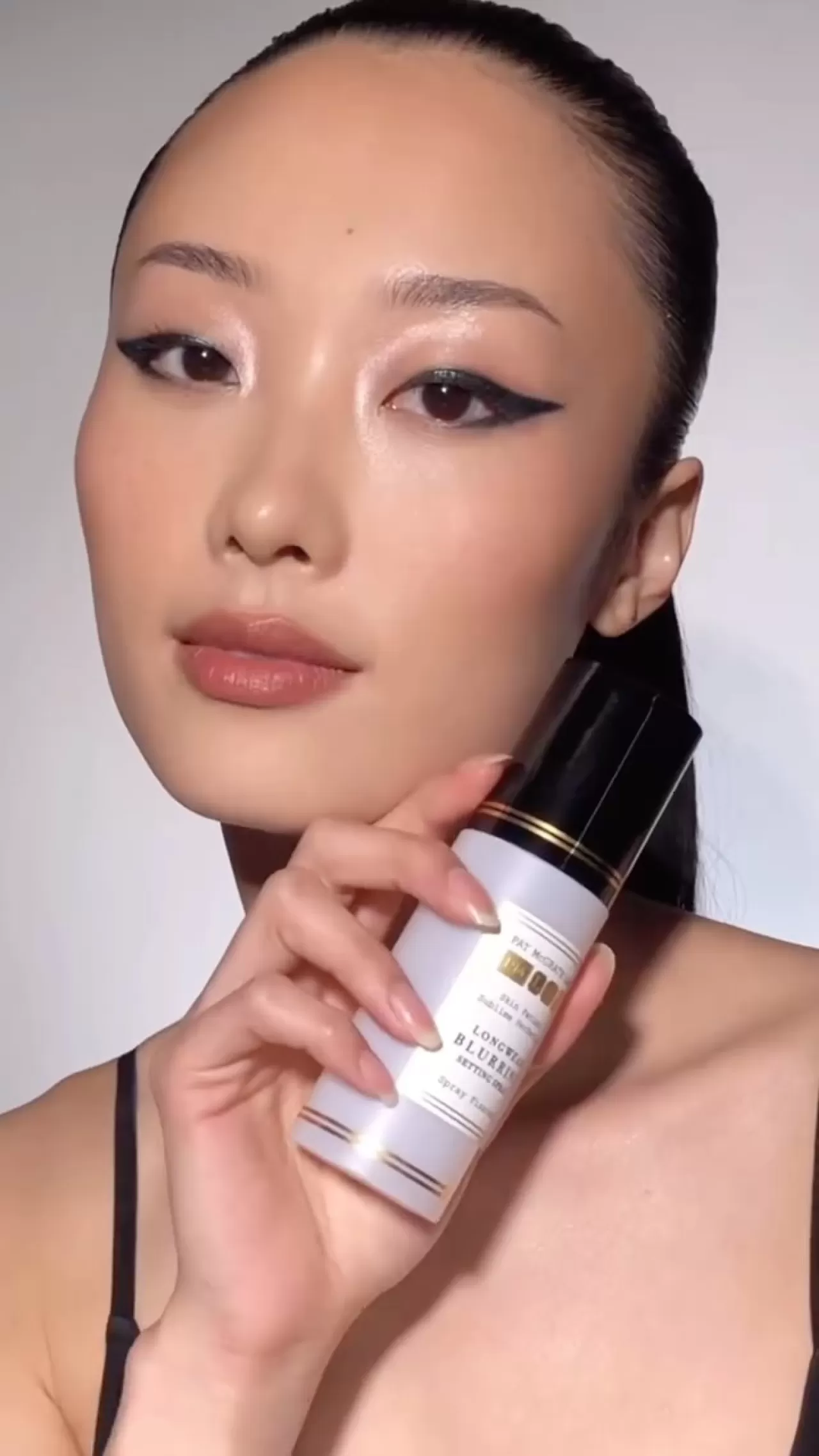 Blurring Setting Spray: Makyajı 24 Saat Sabitleyen Işıltılı Formül