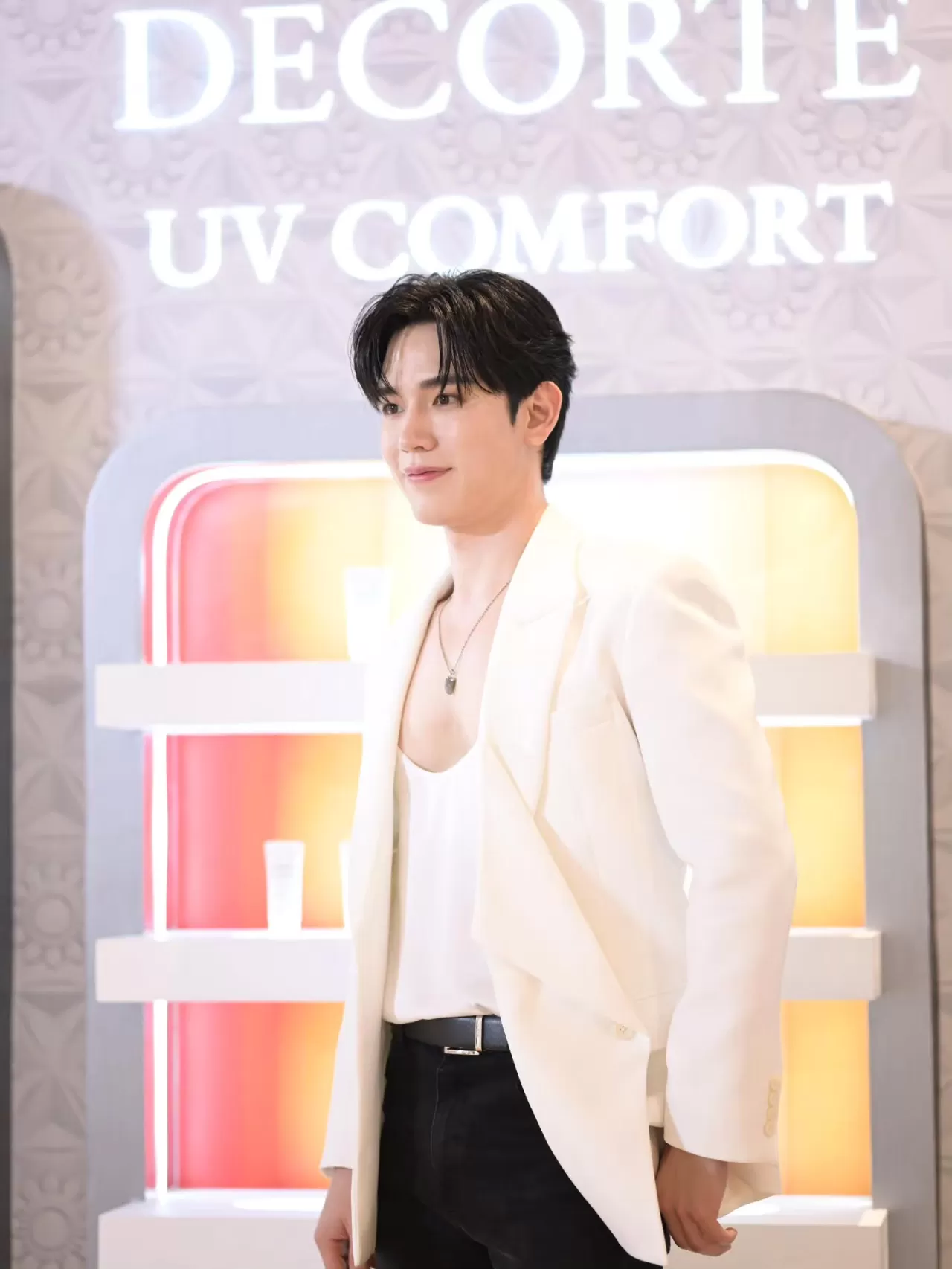 New Thitipoom, Decorte'nin UV Comfort Serisi ile Cilt Bakımı Sırlarını Paylaştı