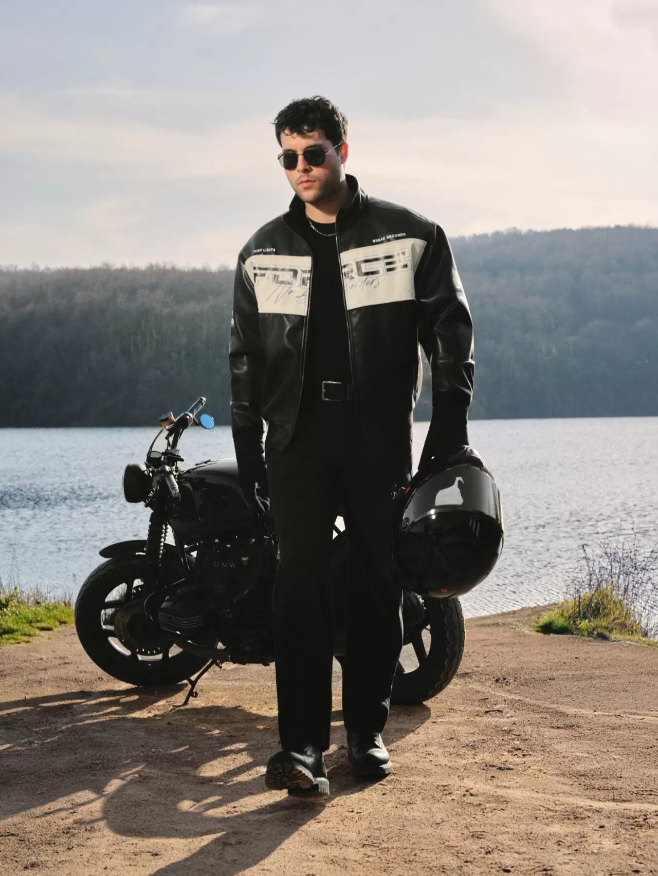 Erkek Modasında Deri Görünümlü Mont ile Kombinlere Yön Veriyor