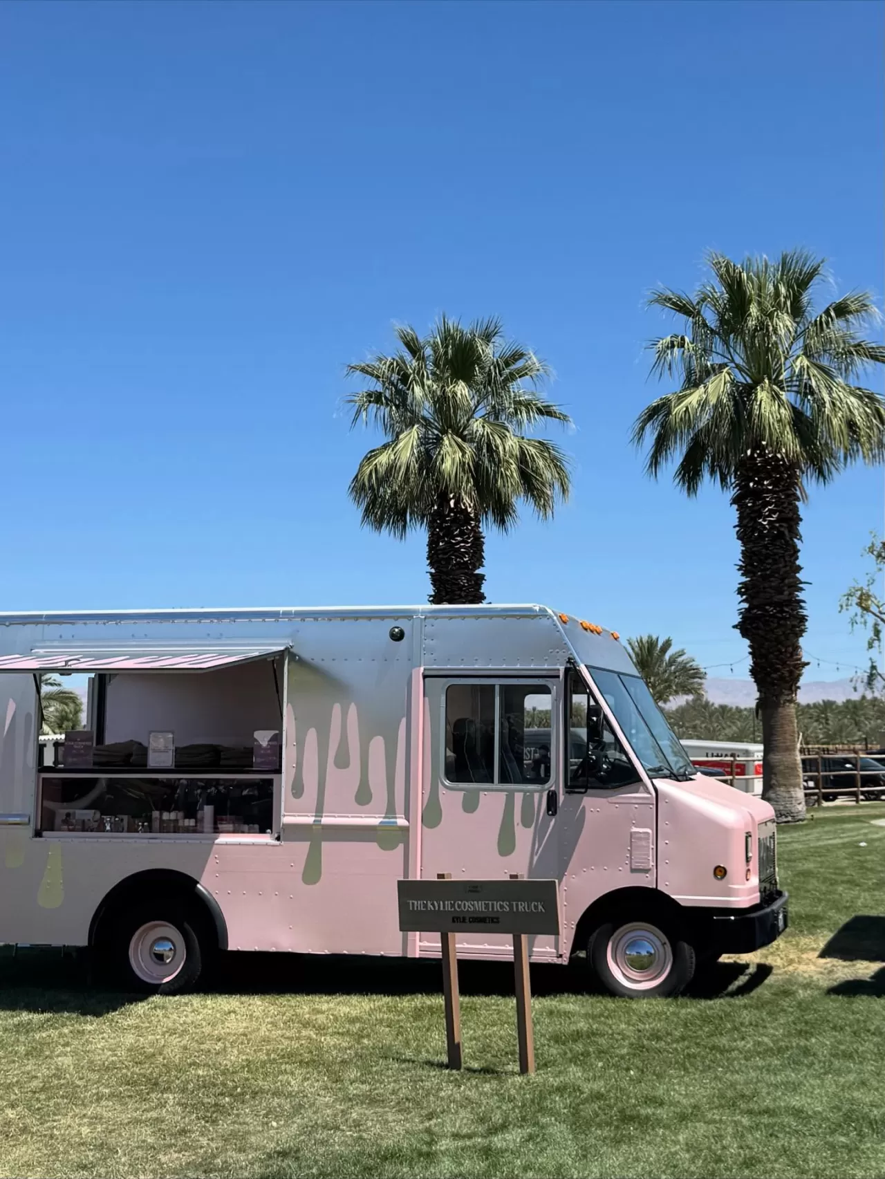 Poosh x Kylie Cosmetics Coachella'da: Kylie Jenner ve Kourtney Kardashian'ın Ortak Pop-up Mağazası