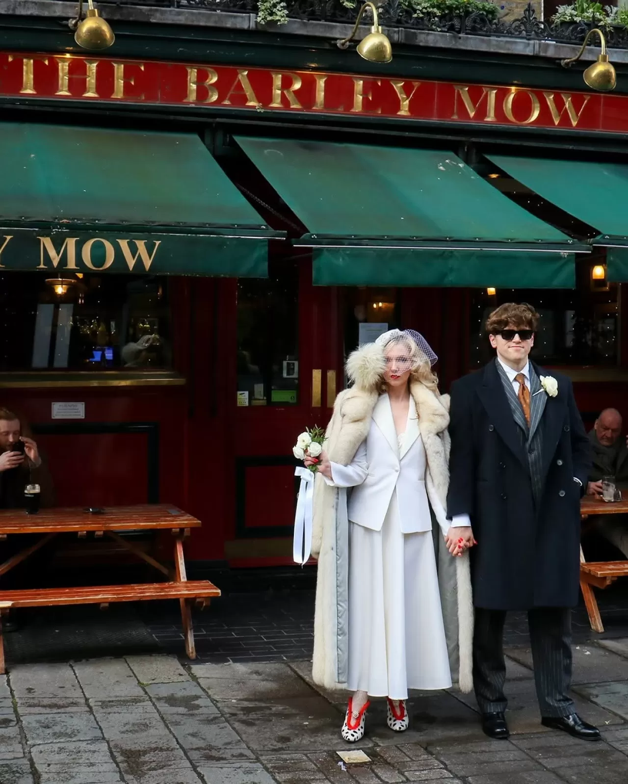 Ellie ve Ben'in Marylebone Düğünü: Paul Smith Smokiniyle Göz Kamaştırdı