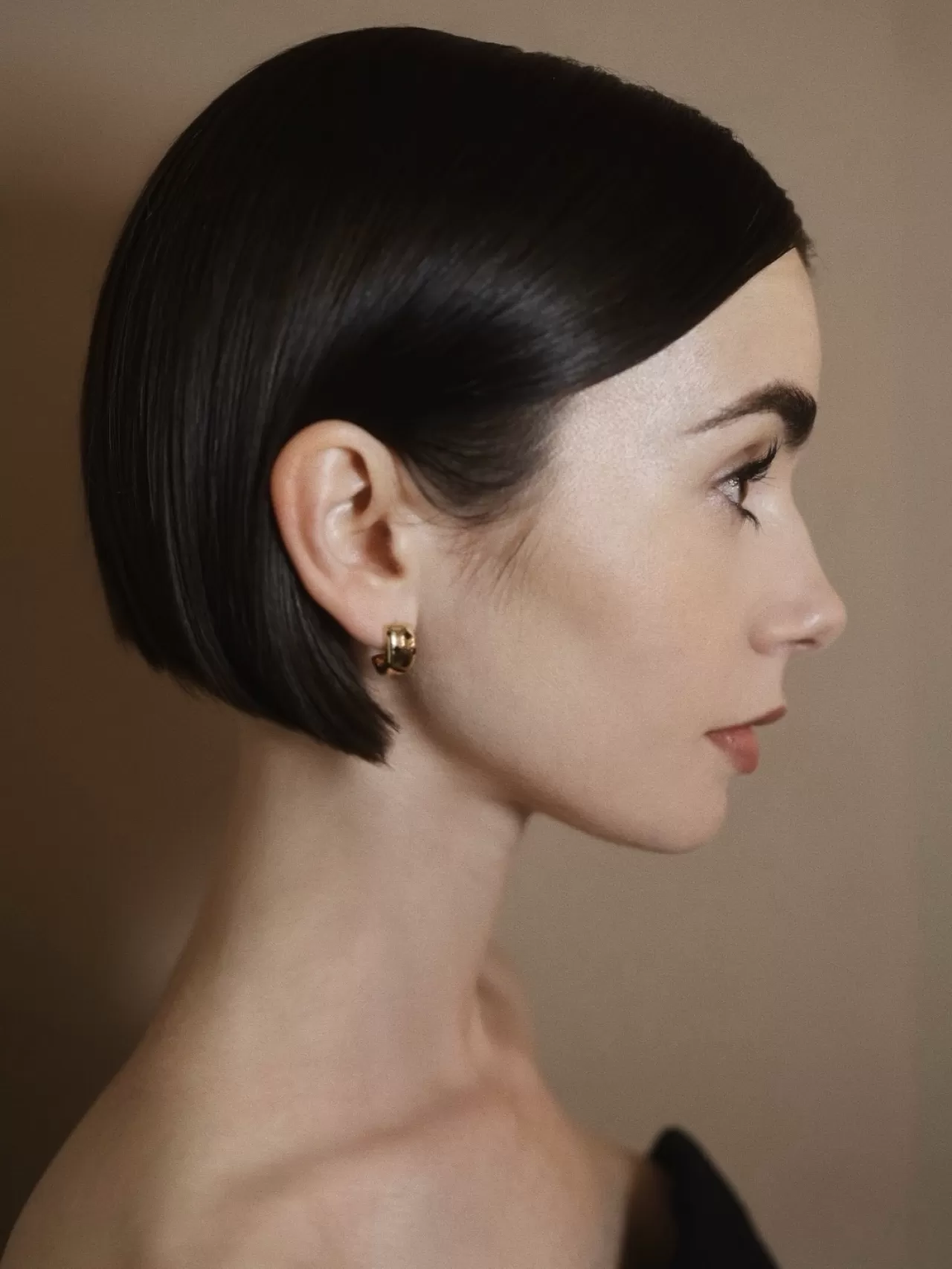 Lily Collins Hafta Sonu Emily in Paris ve SAG-AFTRA Panelinde LBD İle İlgi Odağı Oldu