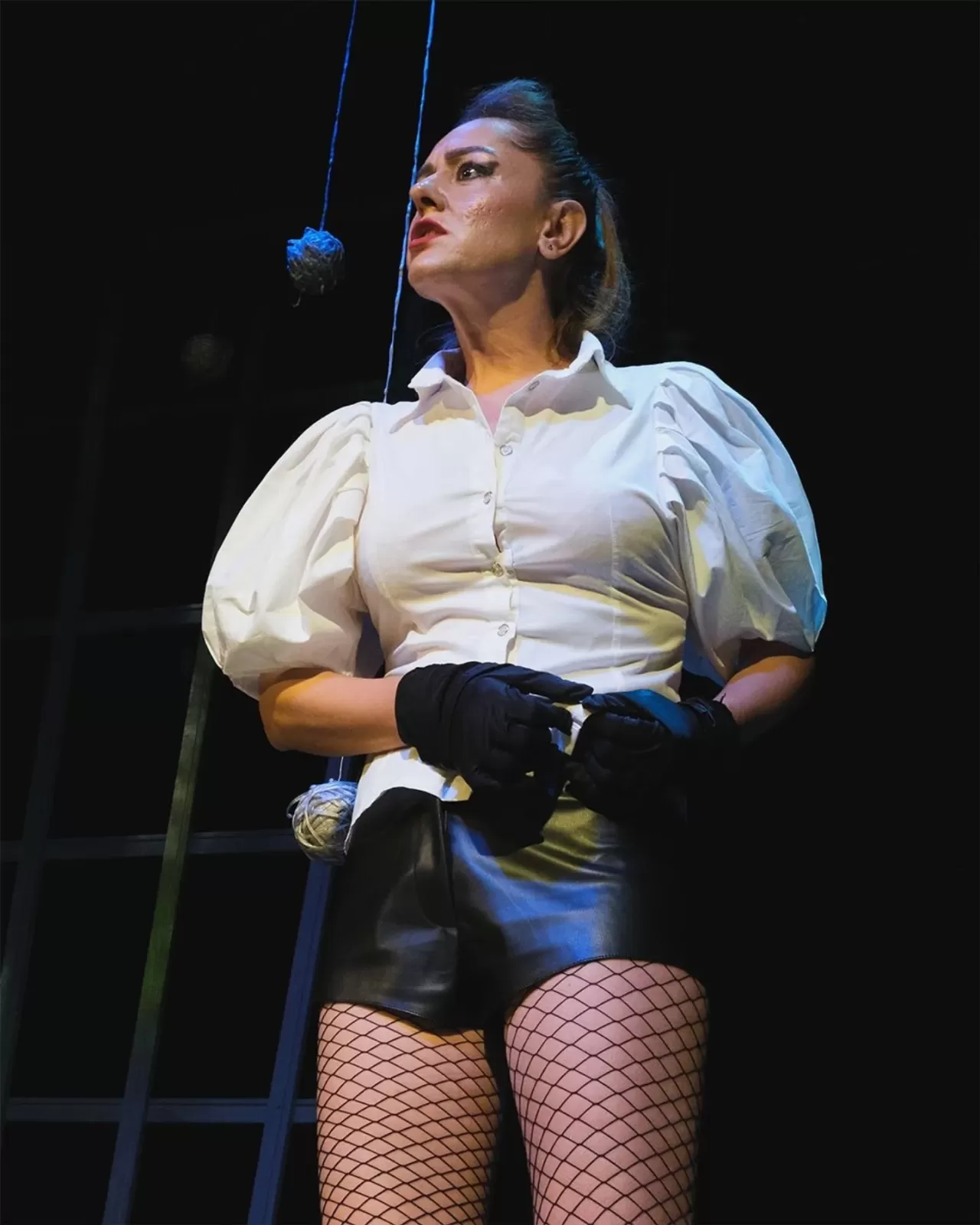 Gözde Okur 'Işıltılı Haşereler' Oyunuyla Sahneye Dönüyor