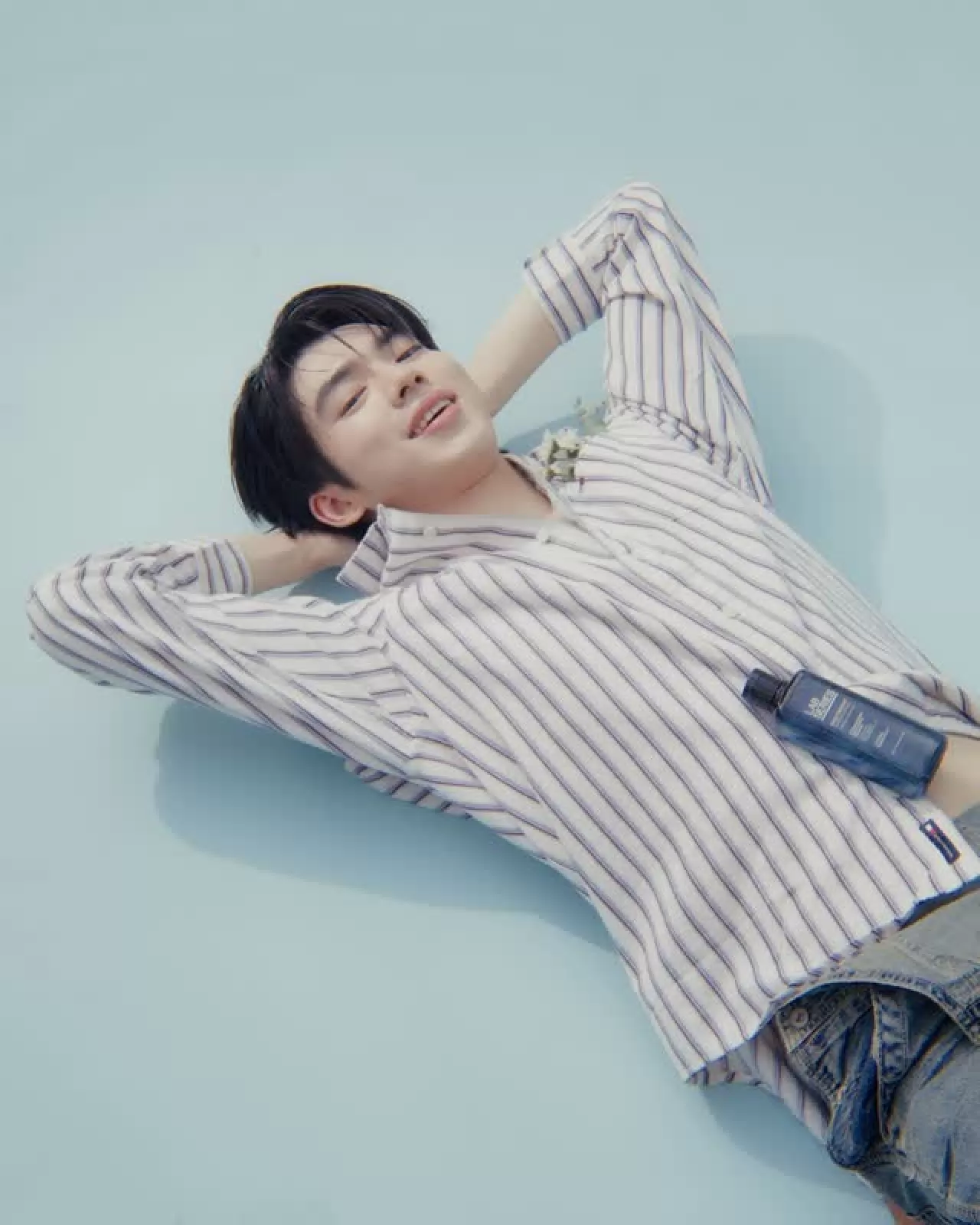 Cha JunHwan, Dazed Korea'nın 2026 Yaz Sayısında Güneşli Bir Gülümsemeyle Yer Alıyor