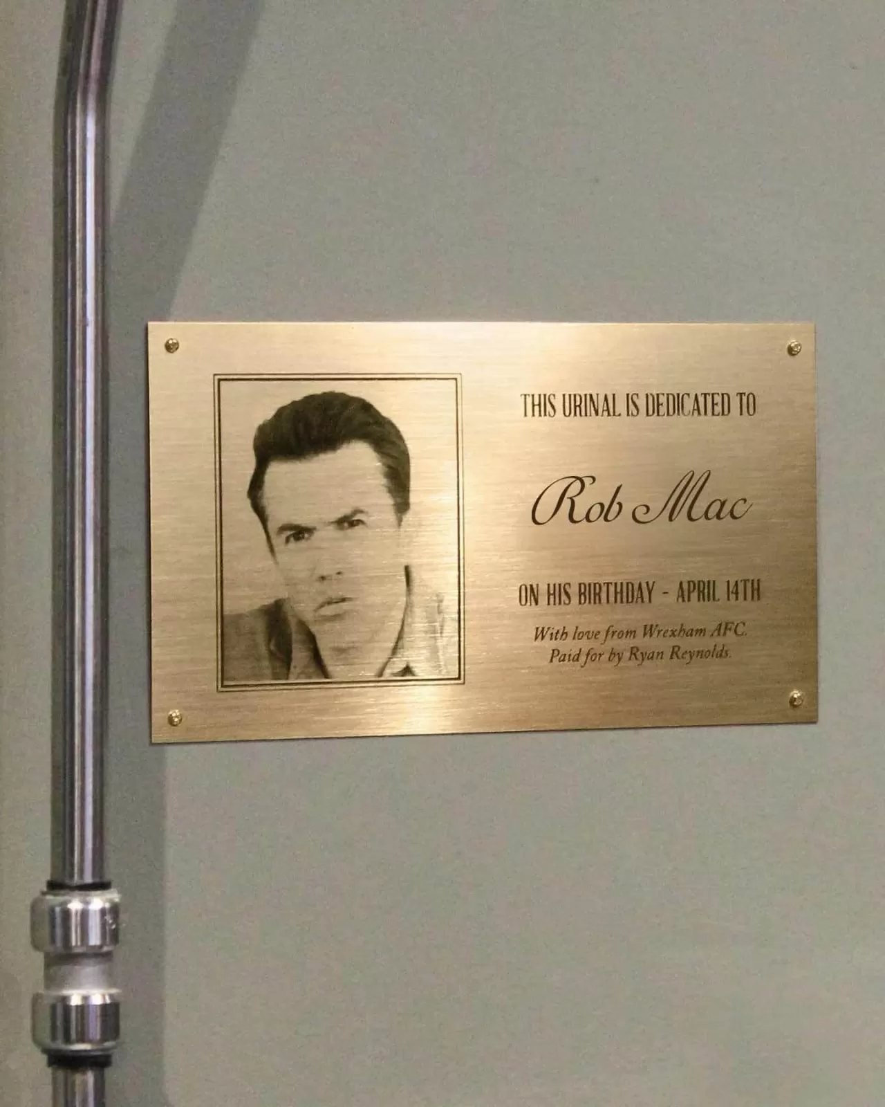 Ryan Reynolds'tan Rob McElhenney'e Doğum Günü Sürprizi: Wrexham Plaketi Güncelleniyor