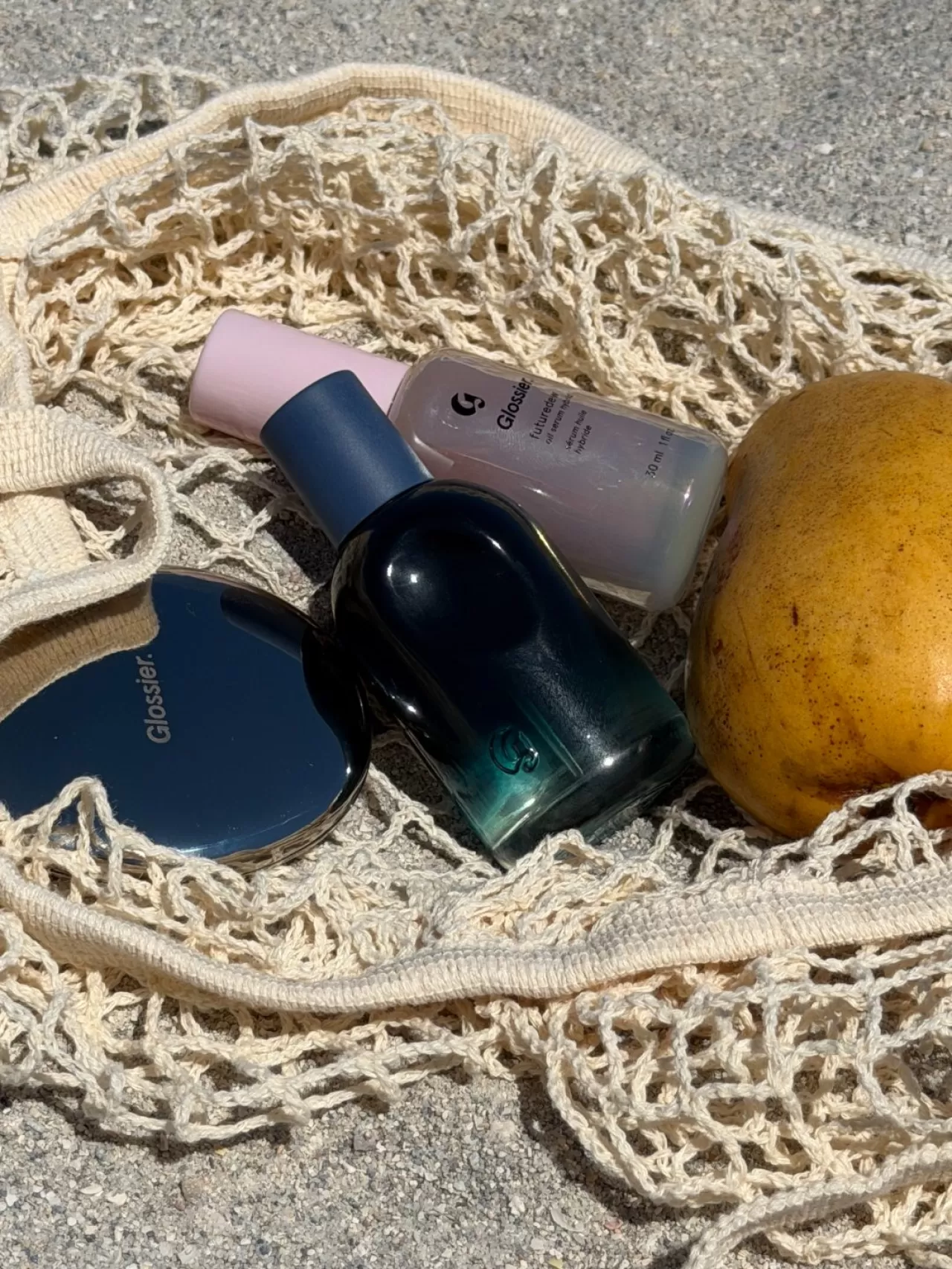 Glossier'ın Futuredew ve Soie Ürünleri Seyahat Güzellik Rutininde Devrim Yaratıyor