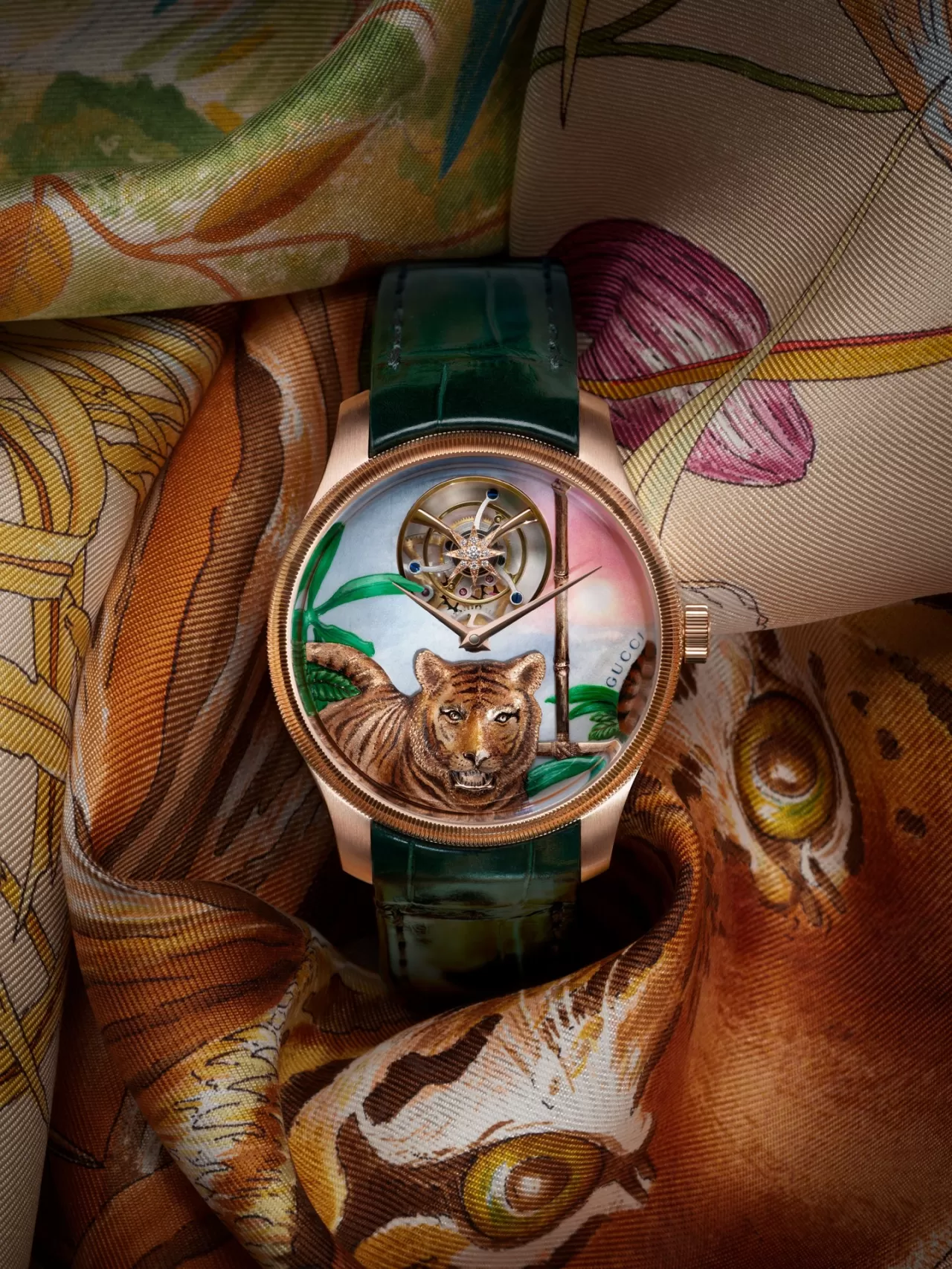 Gucci Arşiv İlhamlı Saatleriyle Eşarp Desenlerini Kadranlara Taşıyor