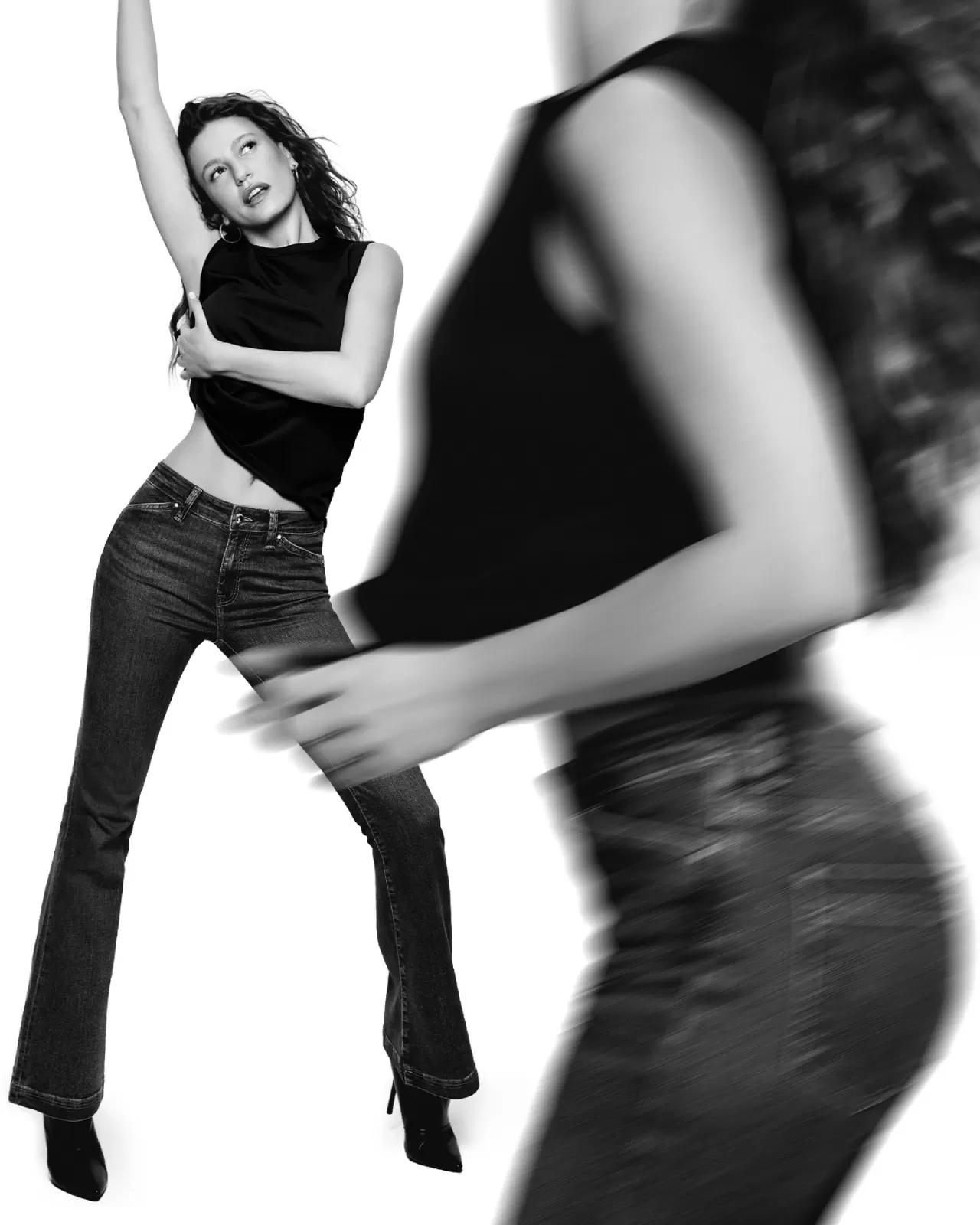 Seranay Sarıkaya'nın Gün Boyu Konforlu Tarzı: Mavi Sydney Flare Jean