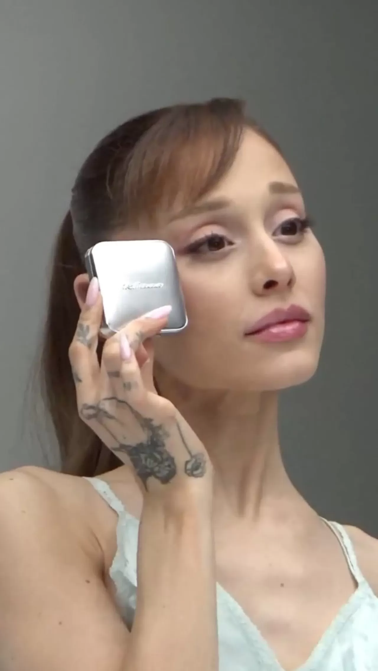 Ariana Grande'nin r.e.m. beauty ile 
