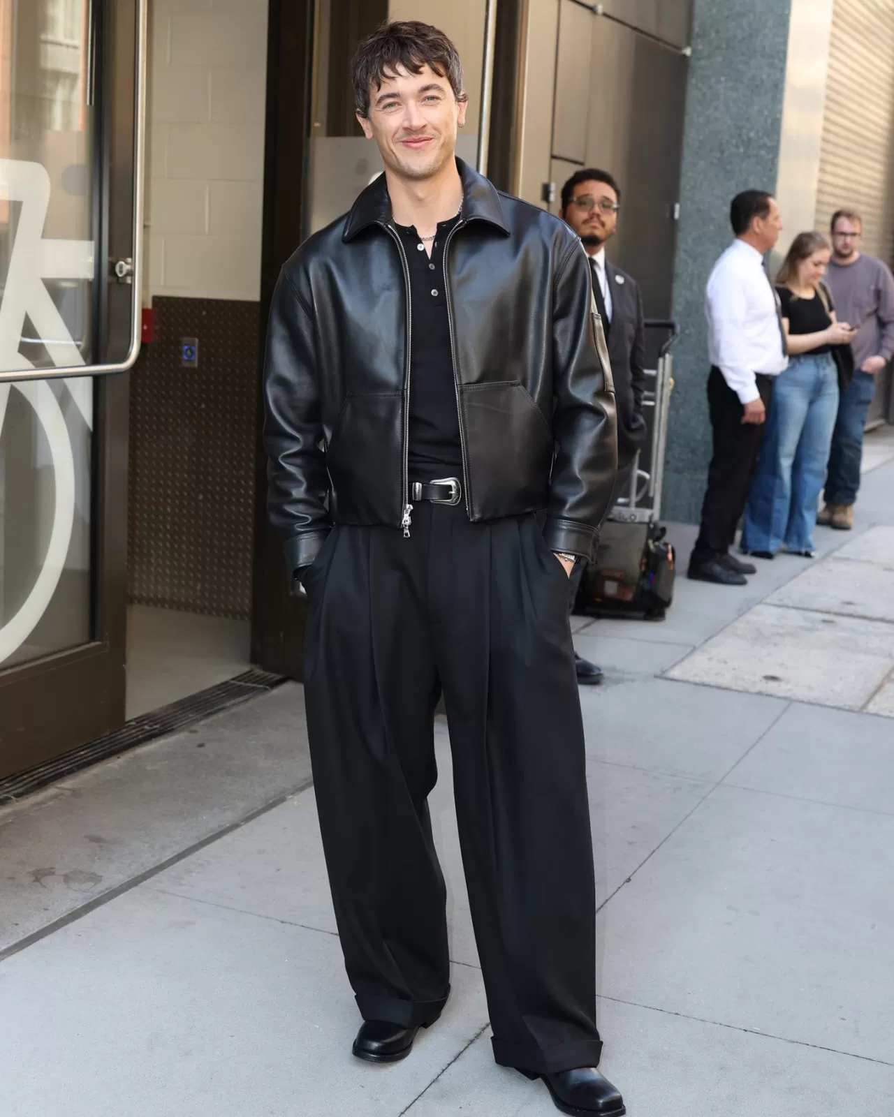 Deri Ceket Mevsimi Bitmedi: NYC Sokaklarında Tom Blyth'ten Siyah Kombin İlhamı