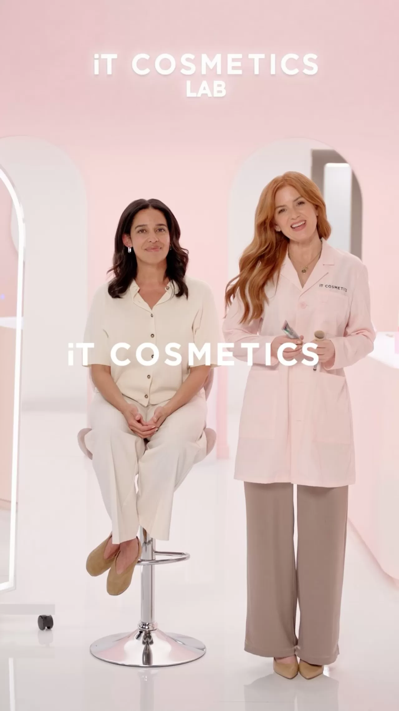Isla Fisher IT Cosmetics Lab'da CC+ Krem İçin Çığır Açan Keşif Yaptı