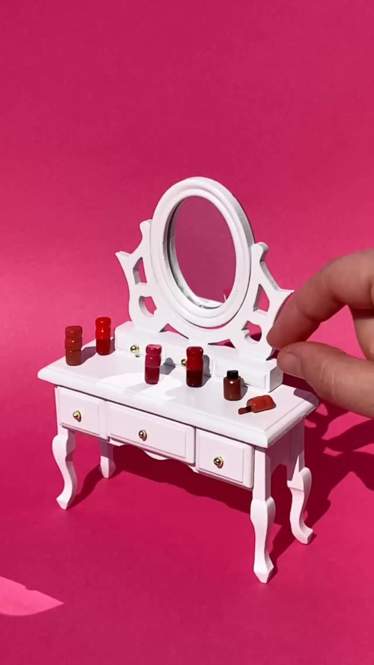 Benefit Cosmetics'in Micro Çantasına Neler Sığıyor?