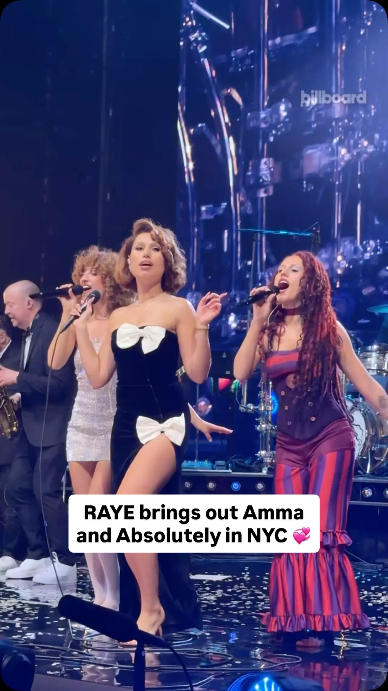 Raye, Radio City Music Hall'da Kardeşleriyle Sürpriz Yaptı